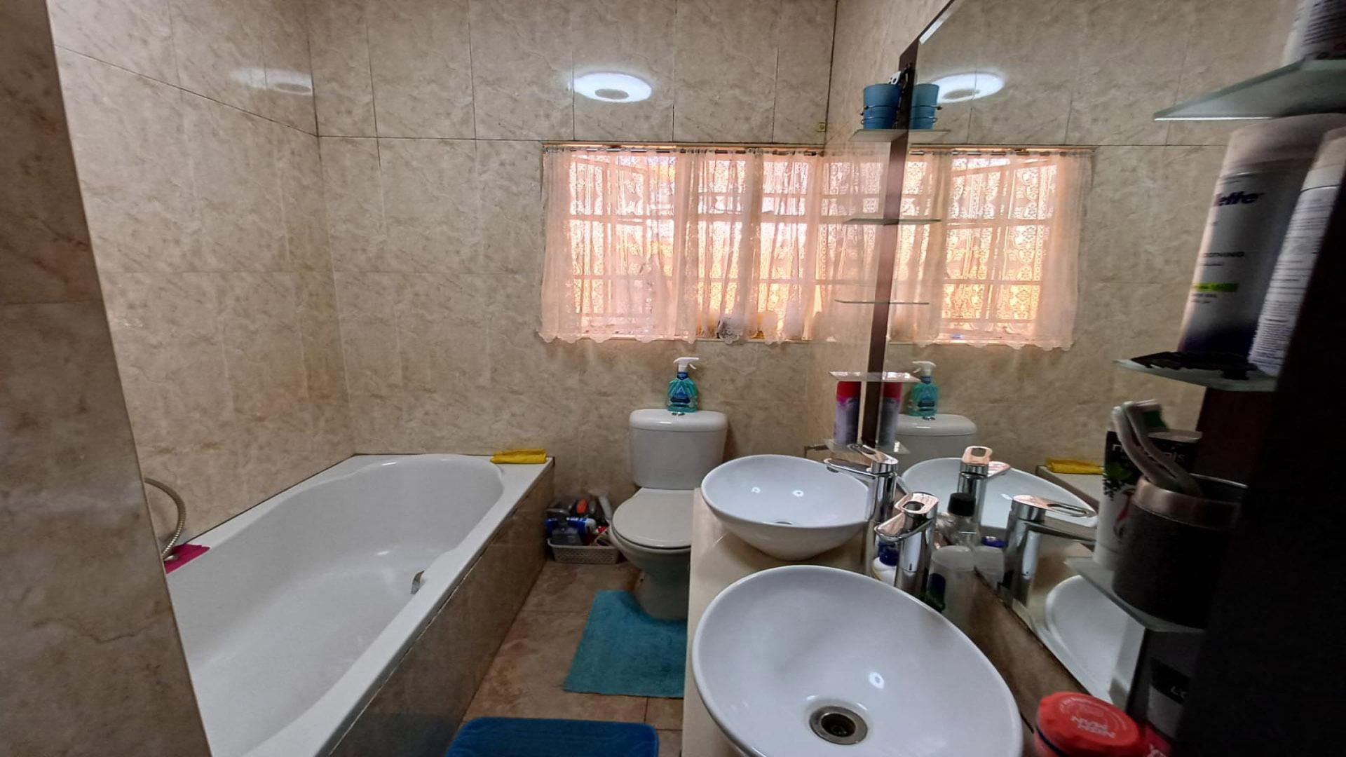 Bathroom 1 of property in Oakdene