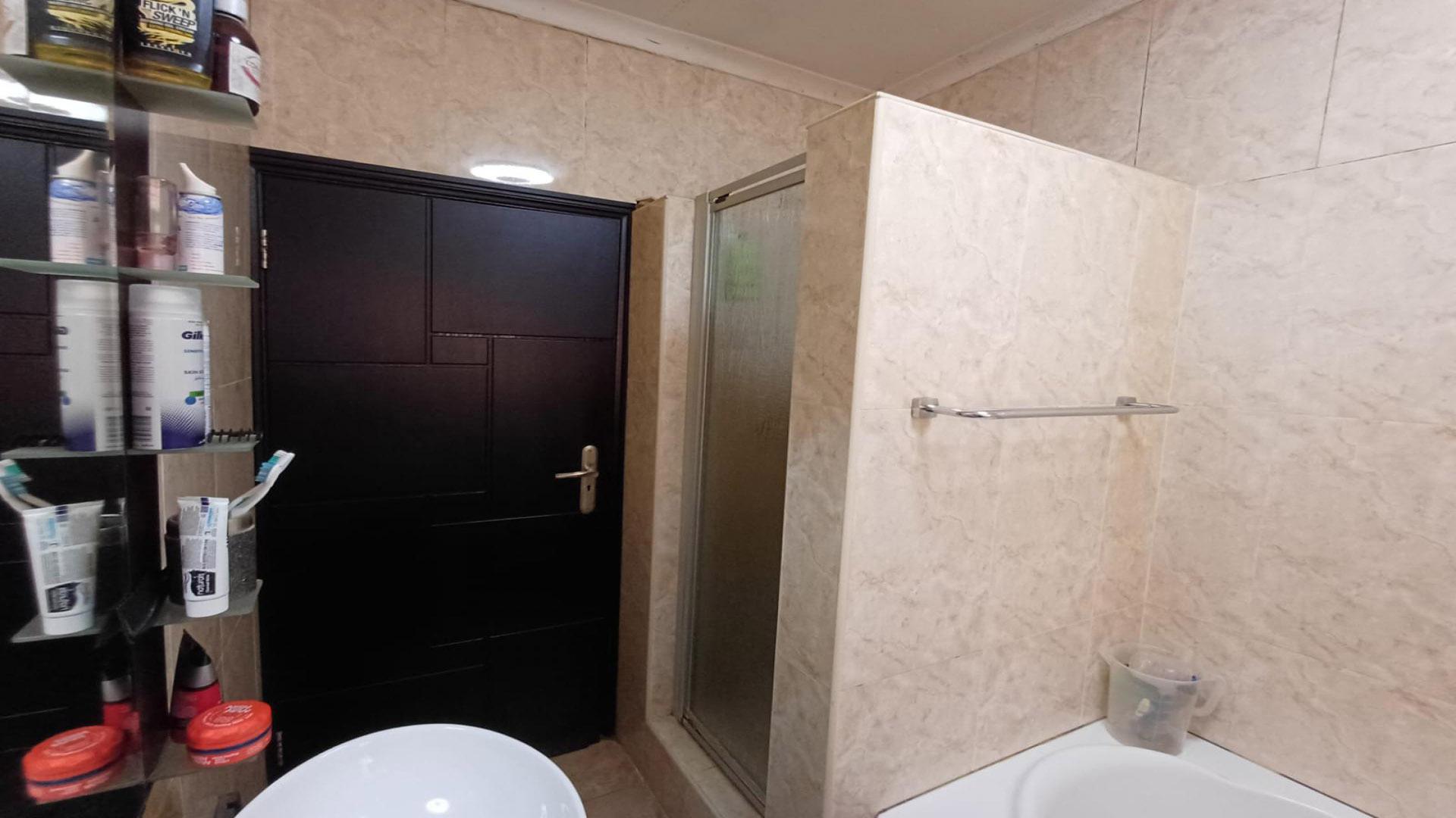 Bathroom 1 of property in Oakdene