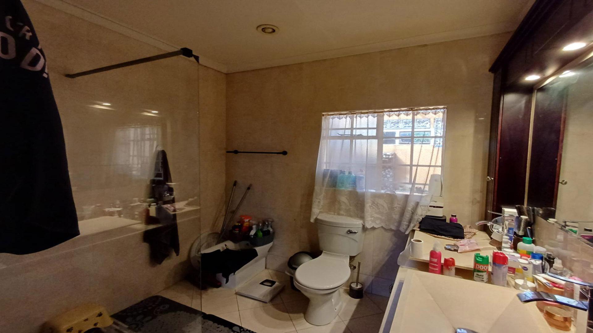 Bathroom 2 of property in Oakdene