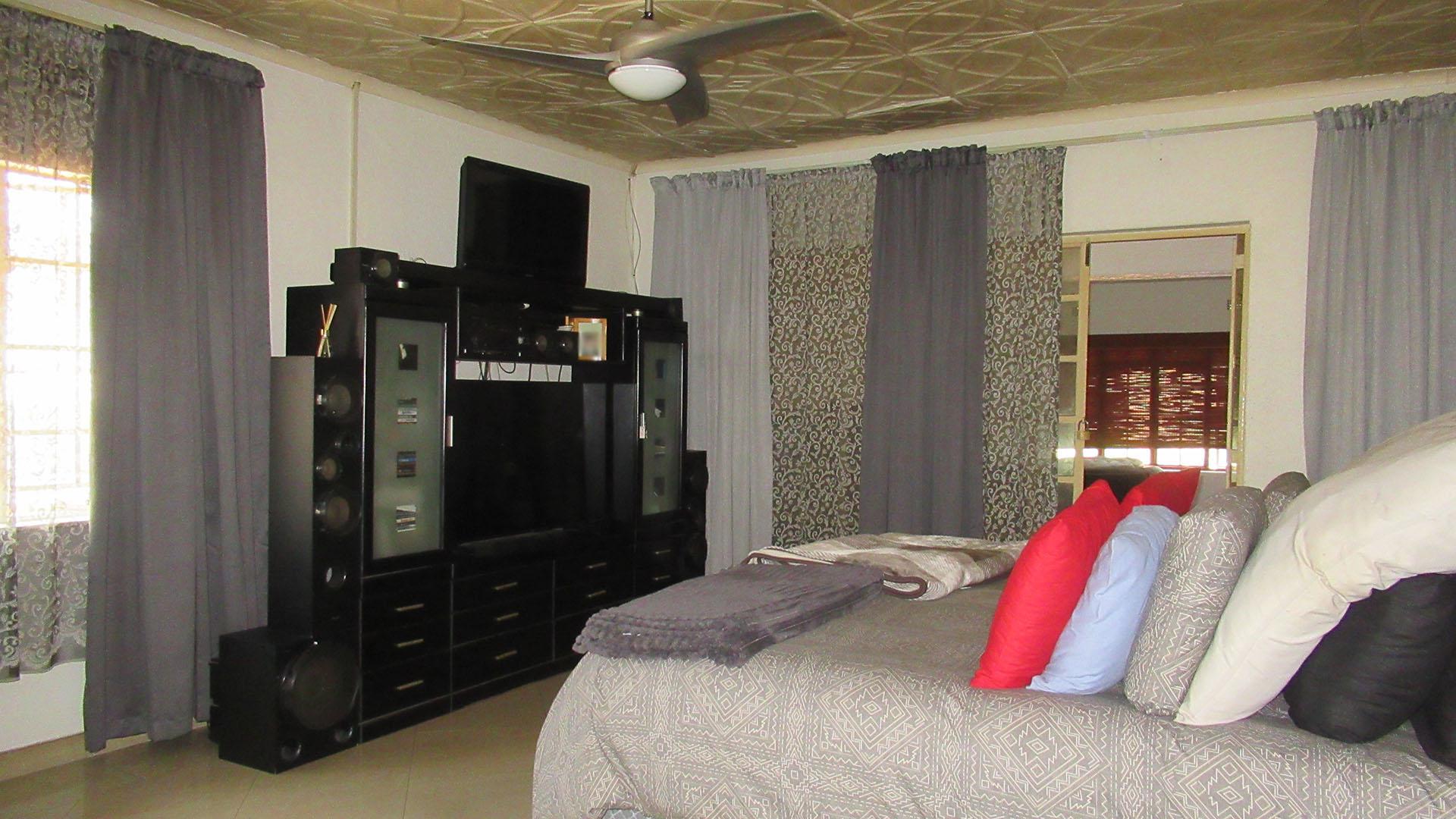 Main Bedroom - 27 square meters of property in Oakdene