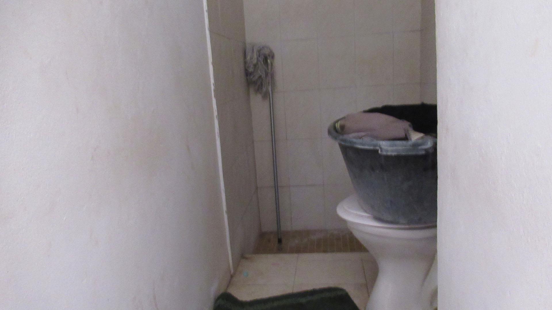 Staff Bathroom - 5 square meters of property in Oakdene