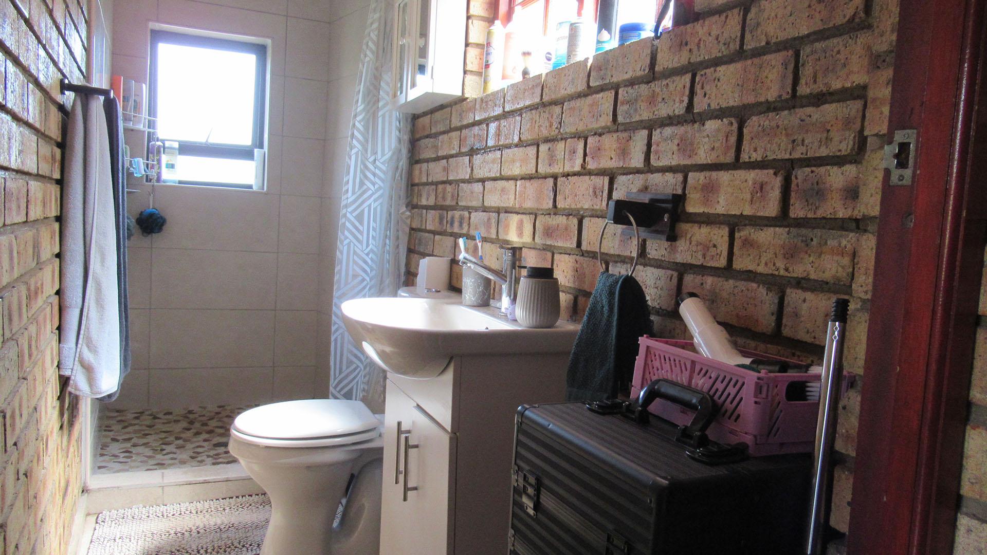 Bathroom 1 - 6 square meters of property in Oakdene