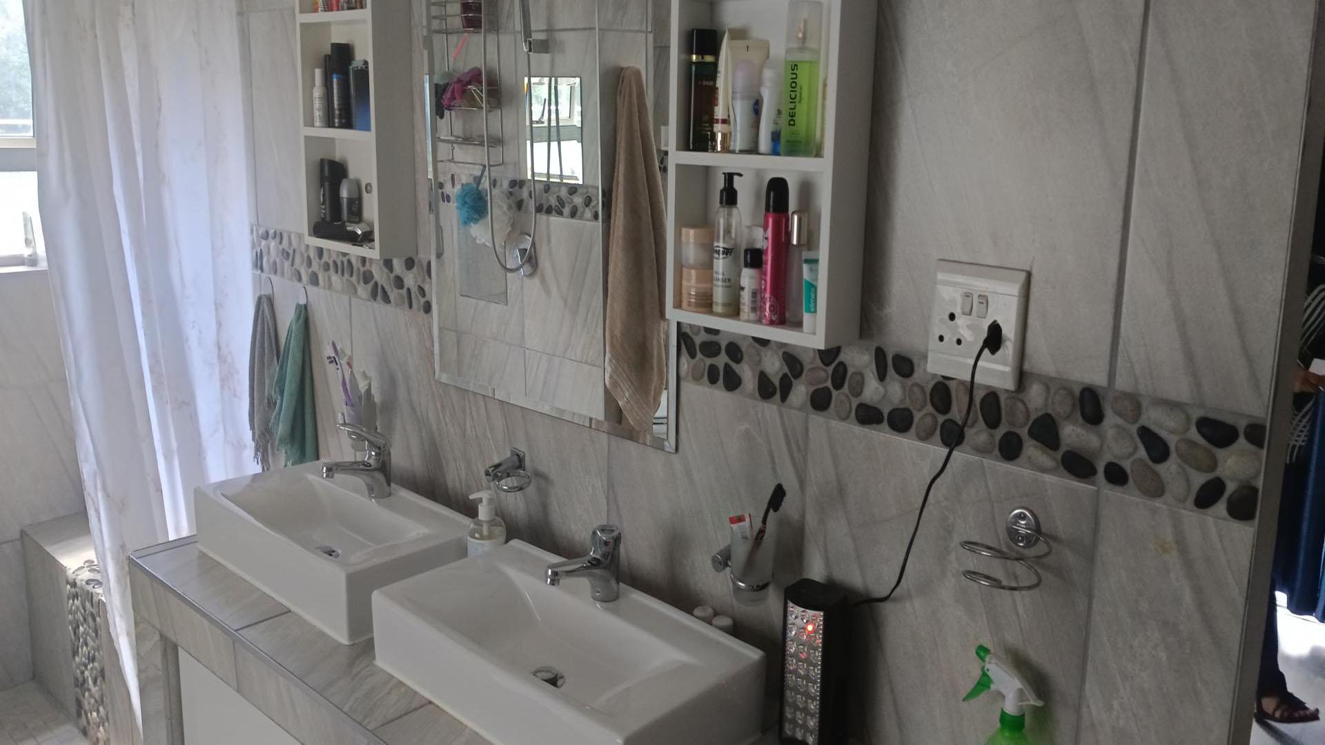 Bathroom 1 of property in Randpark