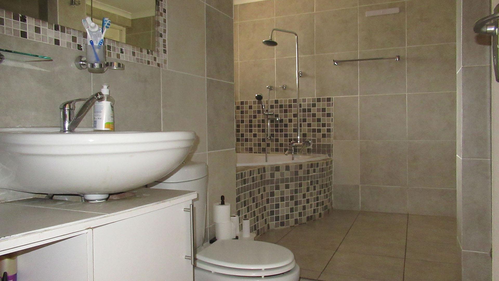 Bathroom 1 - 12 square meters of property in Randpark