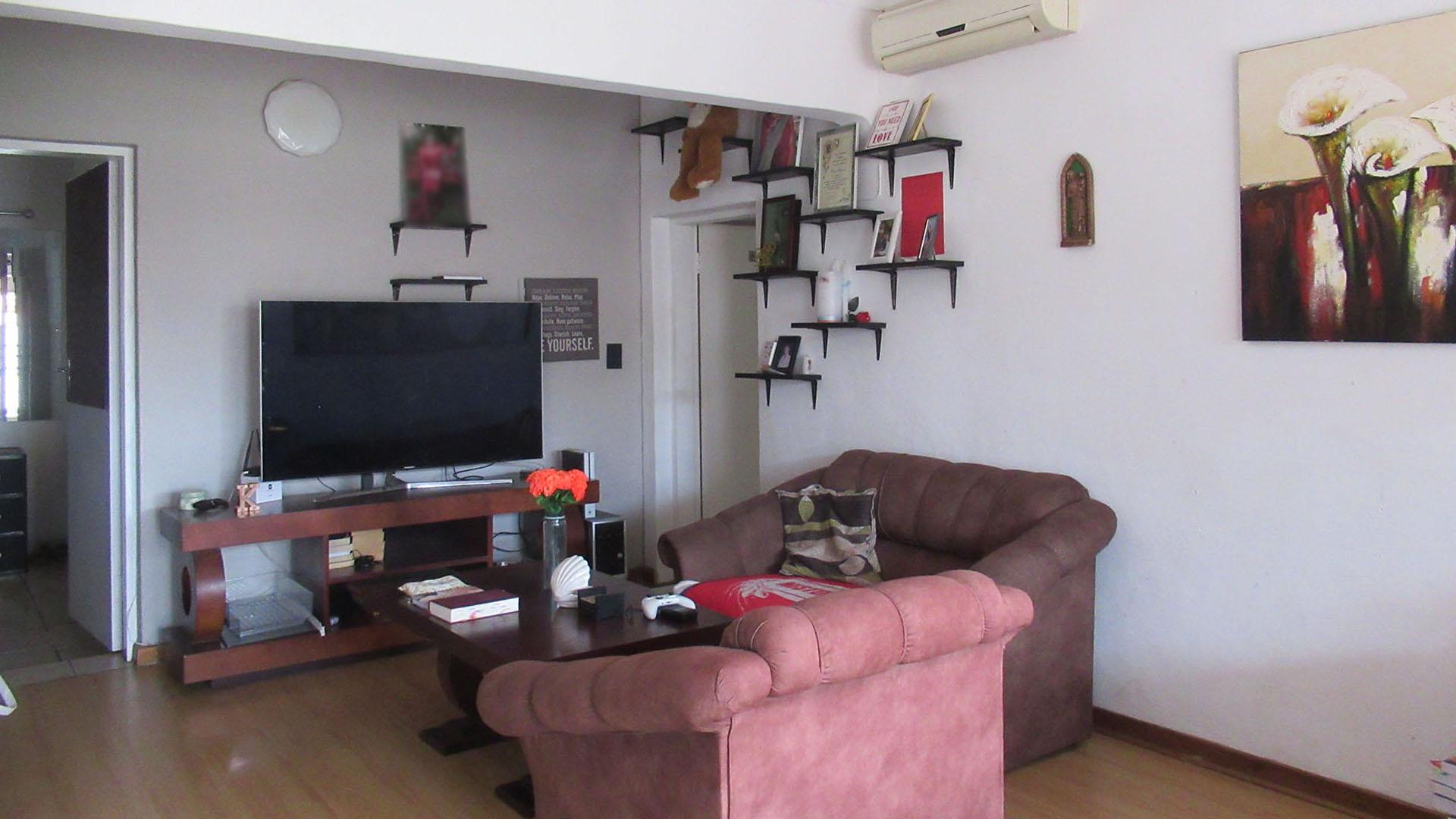 Lounges - 70 square meters of property in Randpark