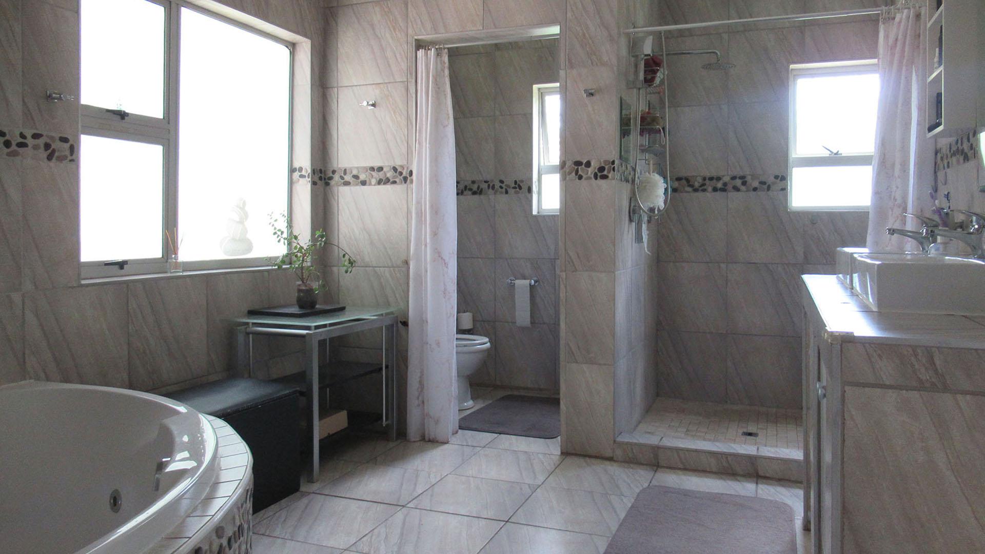 Main Bathroom - 15 square meters of property in Randpark