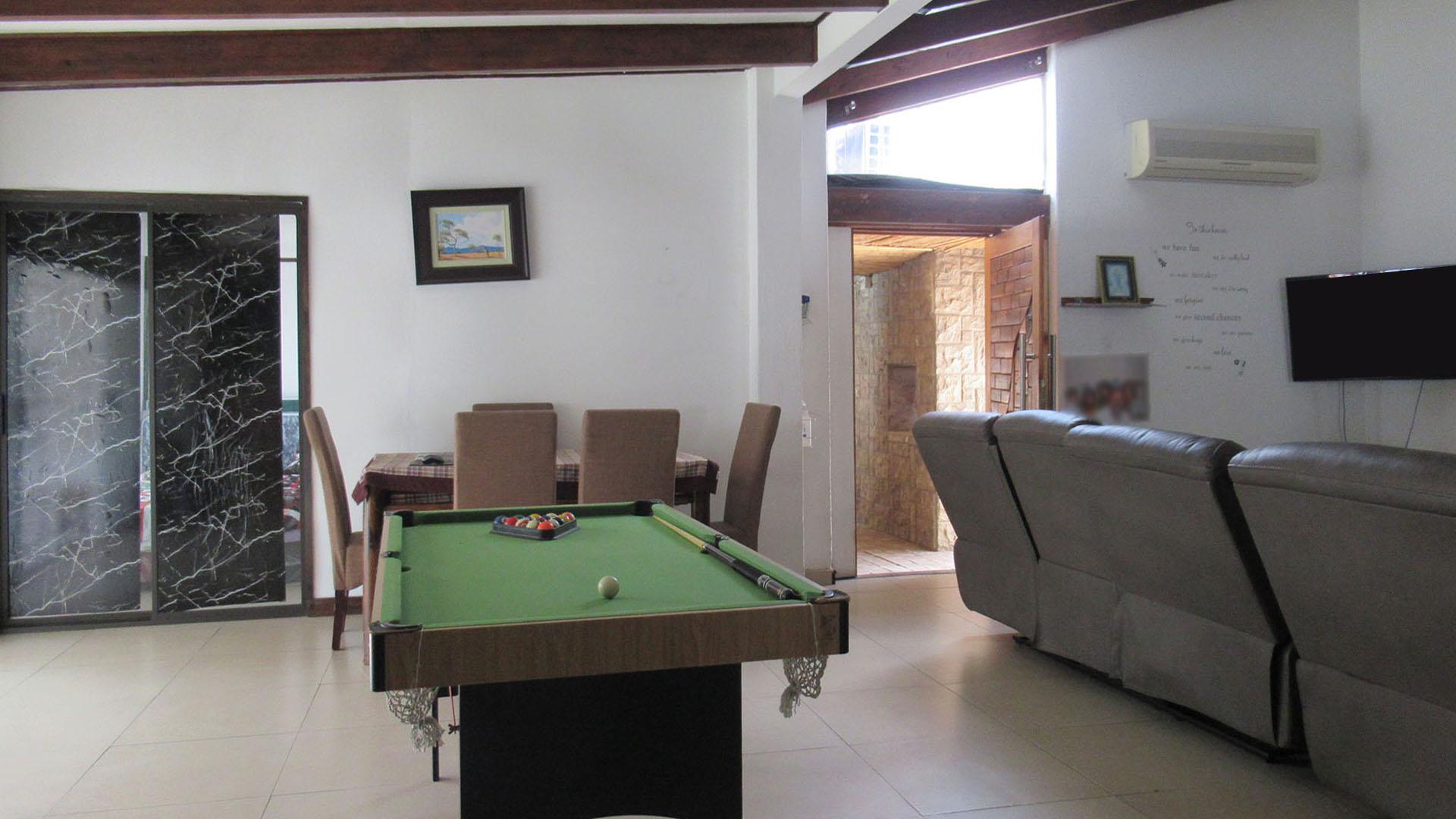 Lounges - 70 square meters of property in Randpark