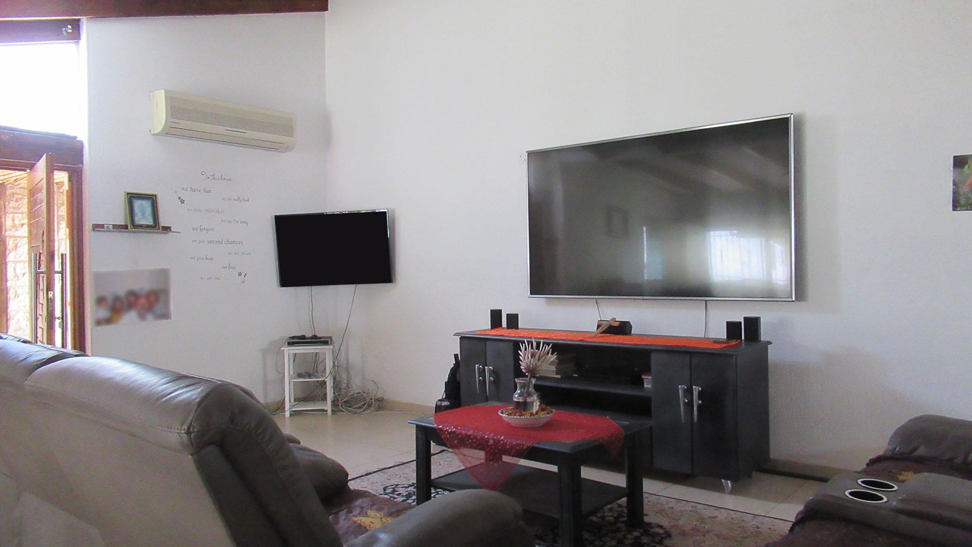 Lounges - 70 square meters of property in Randpark