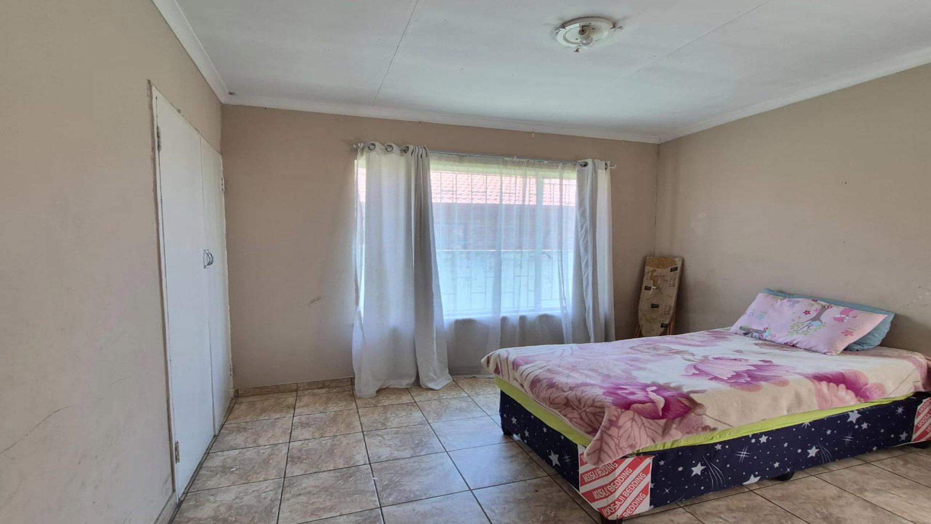 Bed Room 2 of property in Lenasia South