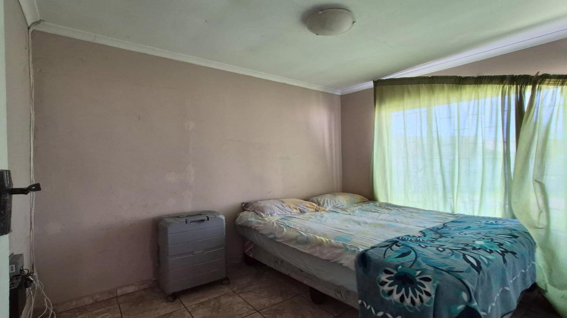 Bed Room 3 of property in Lenasia South