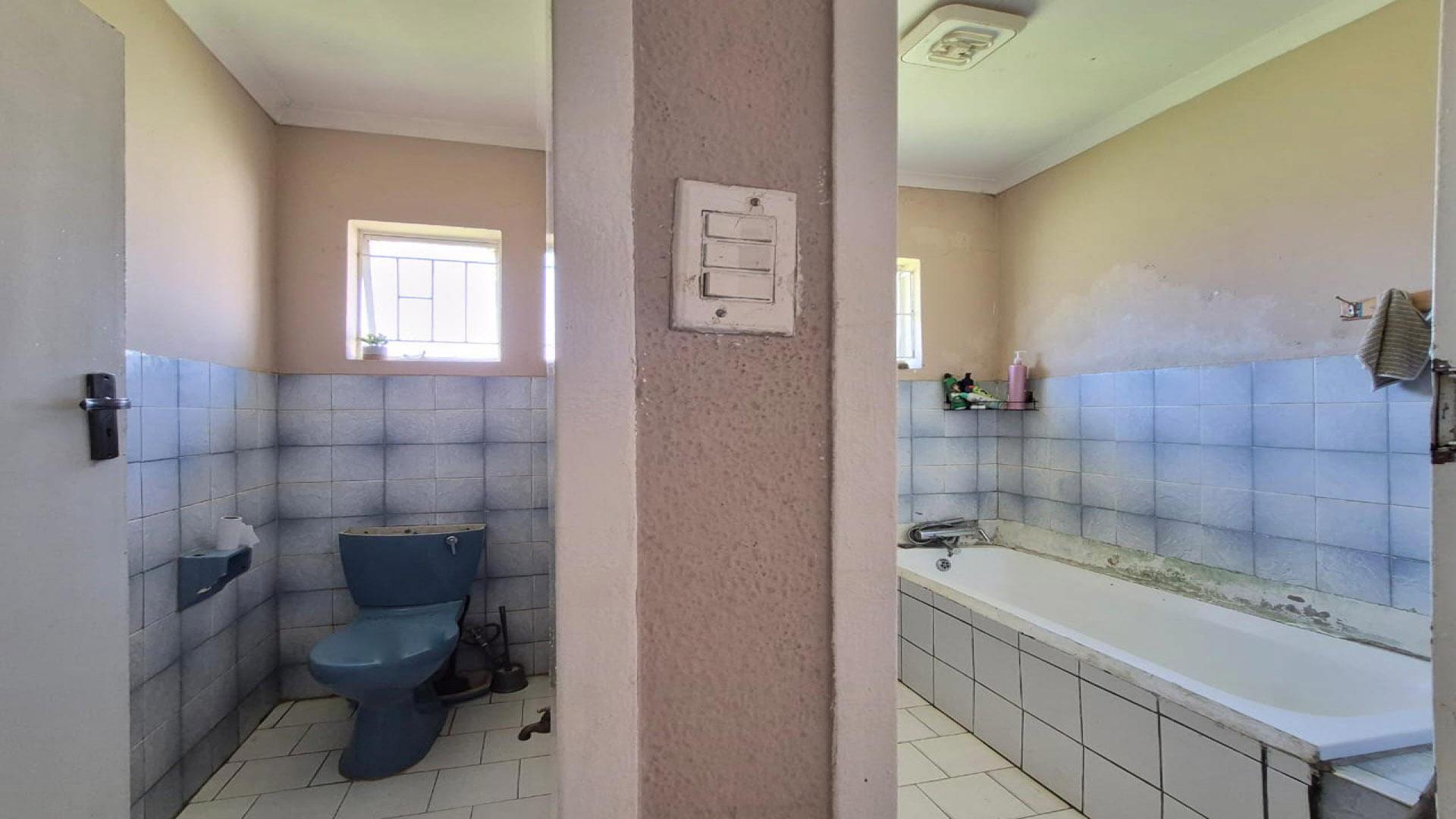 Bathroom 1 of property in Lenasia South