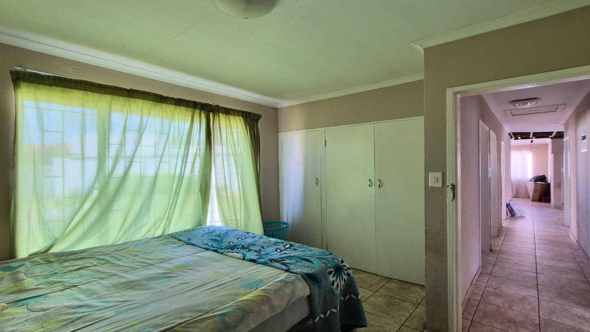 Bed Room 3 of property in Lenasia South