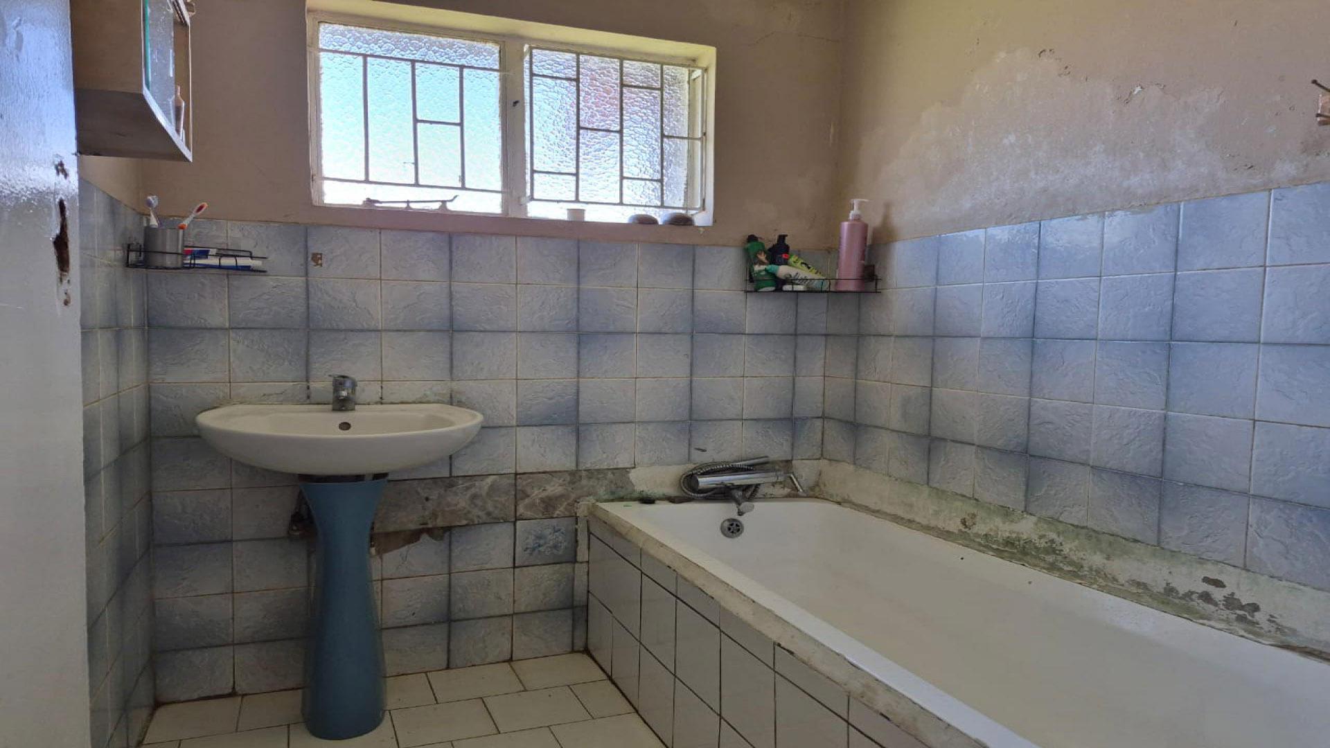 Bathroom 1 of property in Lenasia South