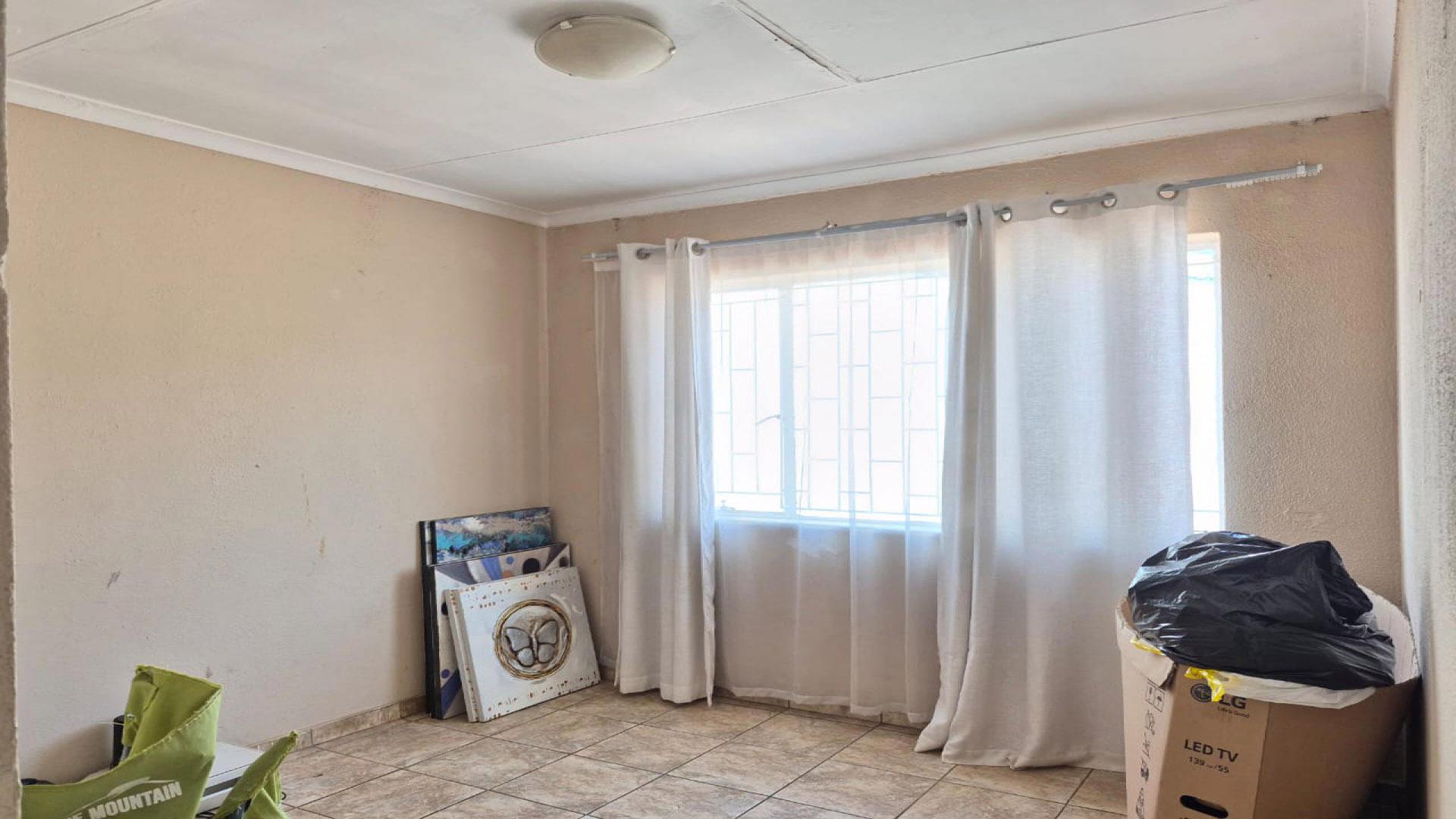 Bed Room 4 of property in Lenasia South