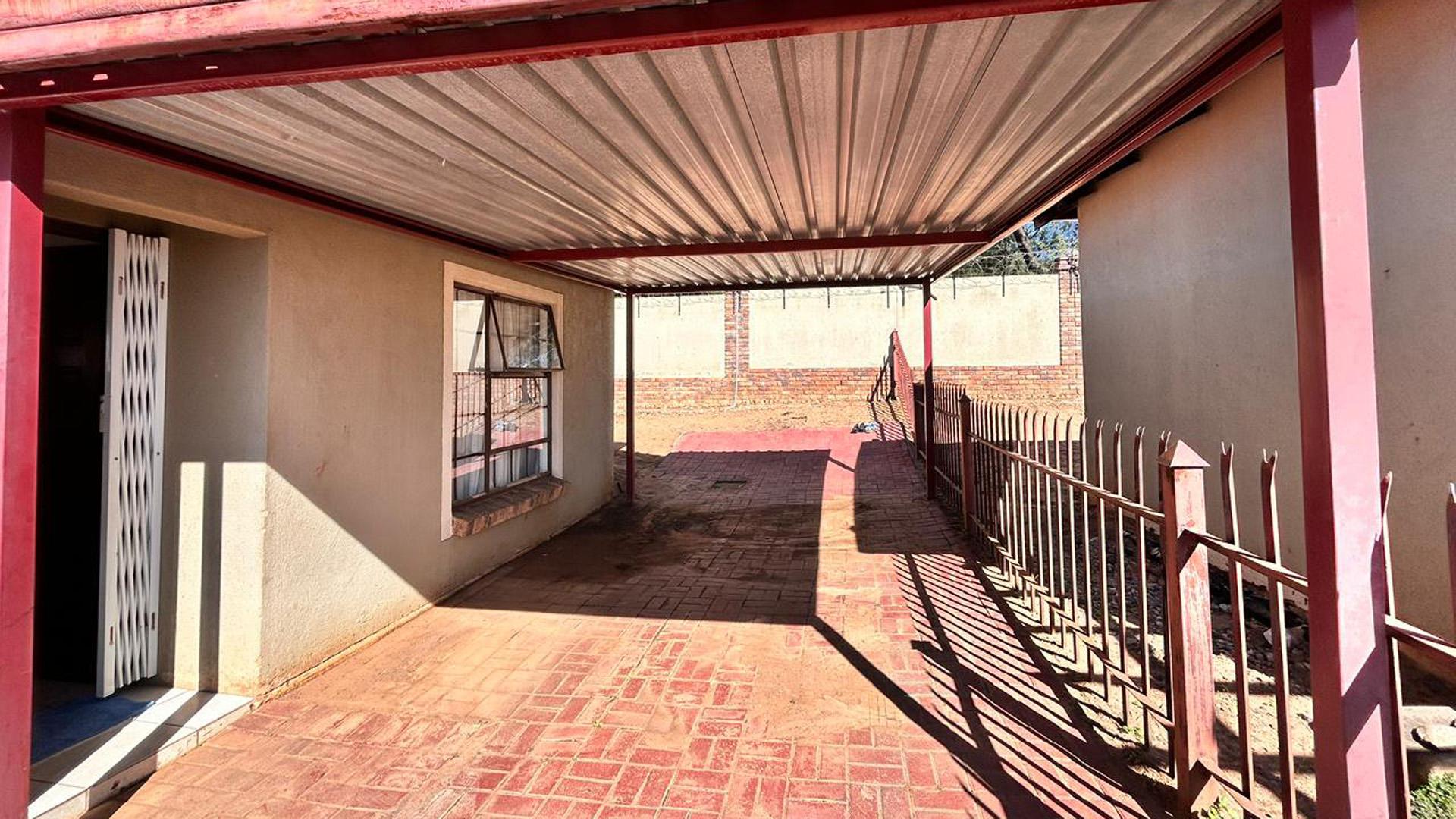 Carport  of property in Heatherview