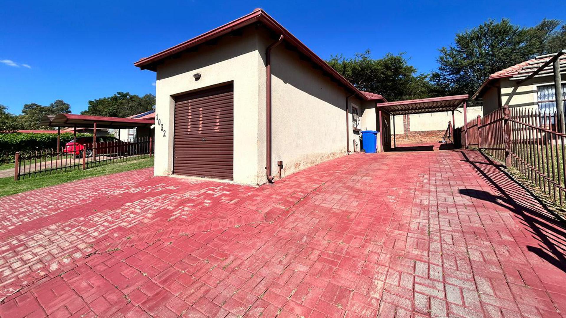 Front View of property in Heatherview