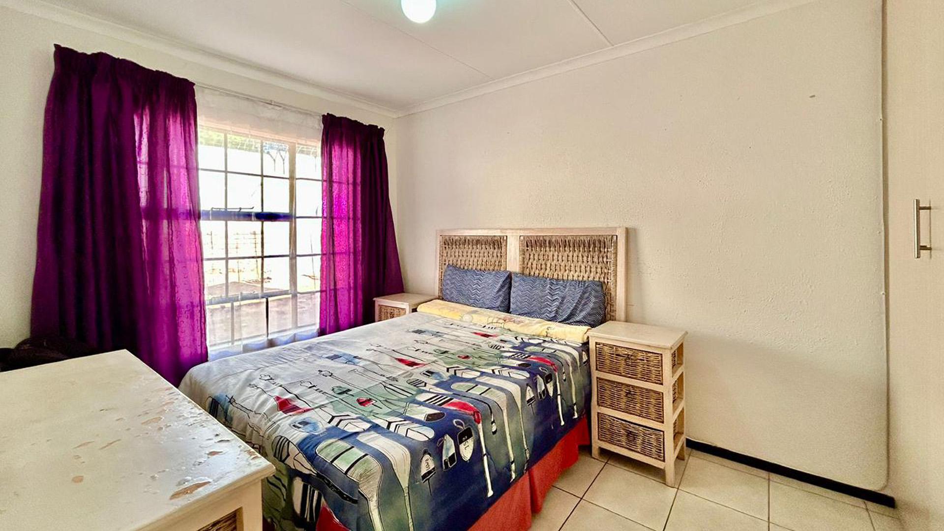 Bed Room 1 of property in Heatherview