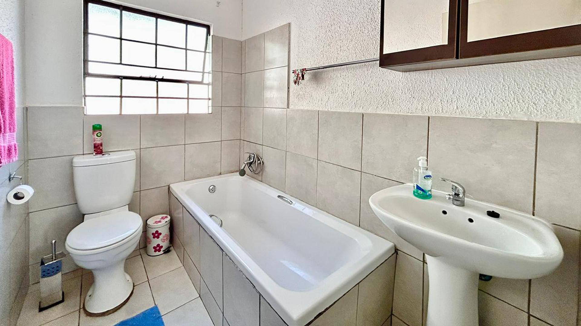 Bathroom 1 of property in Heatherview