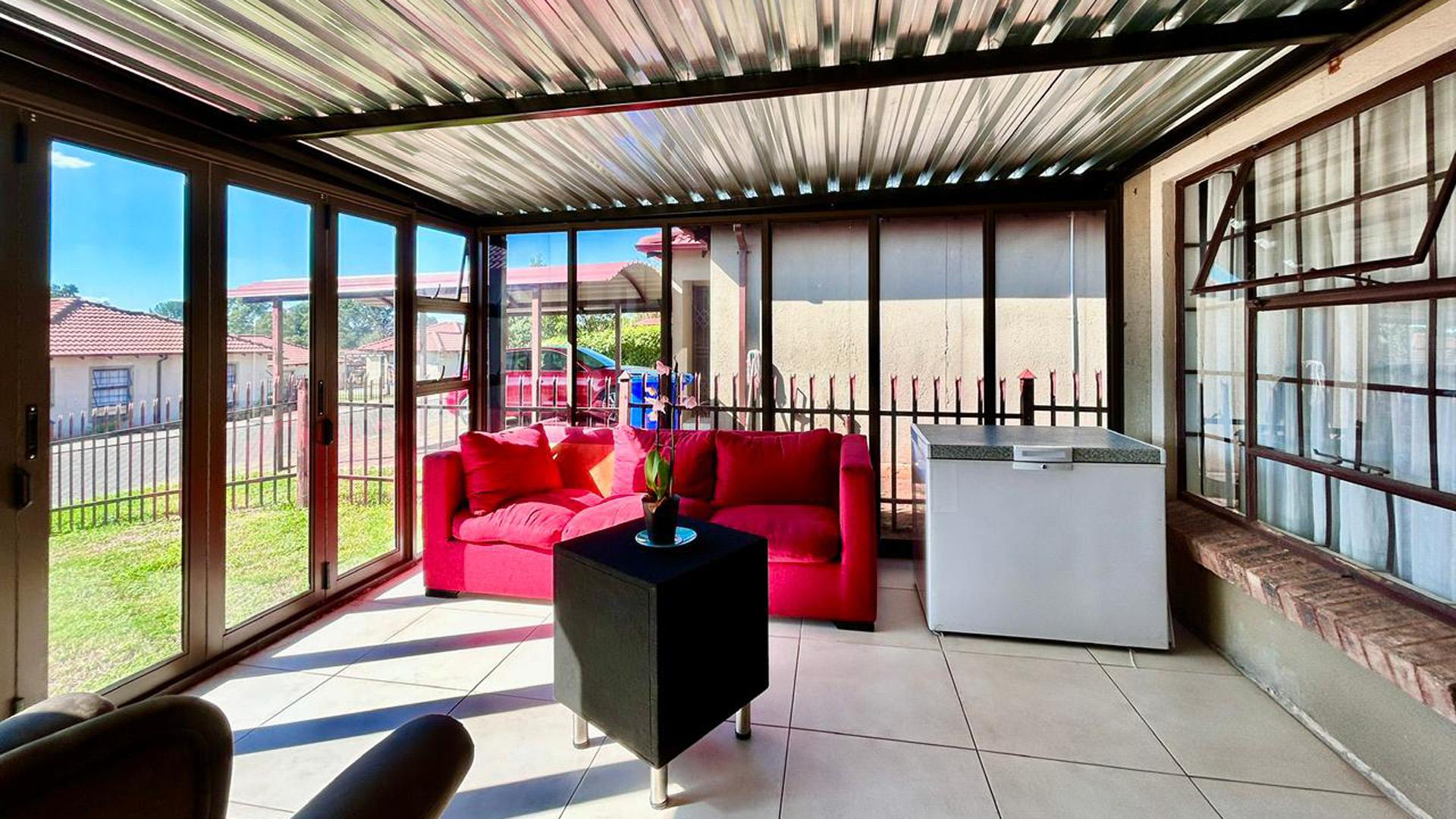 Patio of property in Heatherview