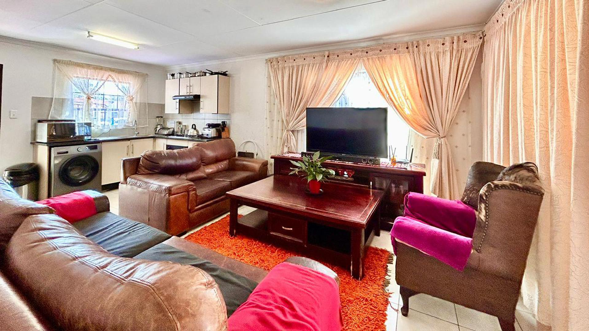 Lounges of property in Heatherview