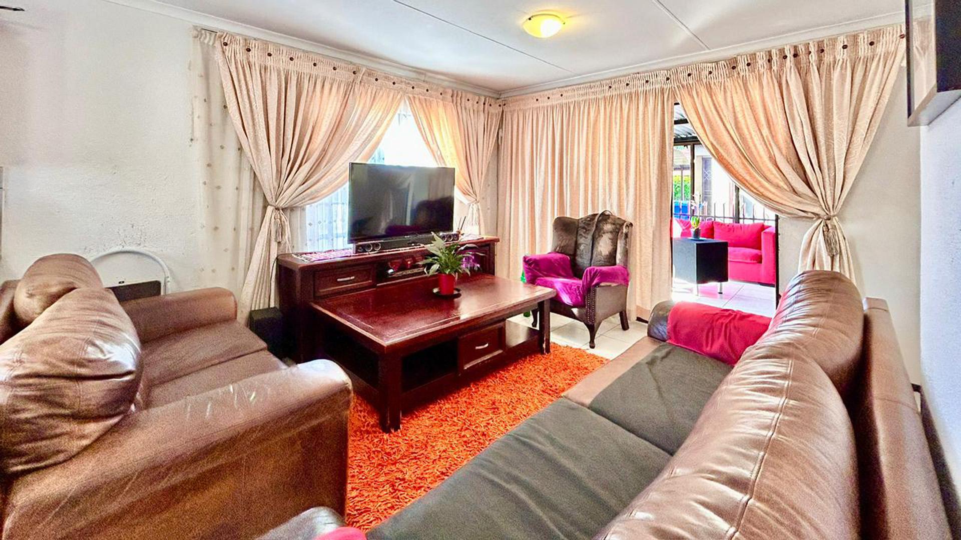 Lounges of property in Heatherview