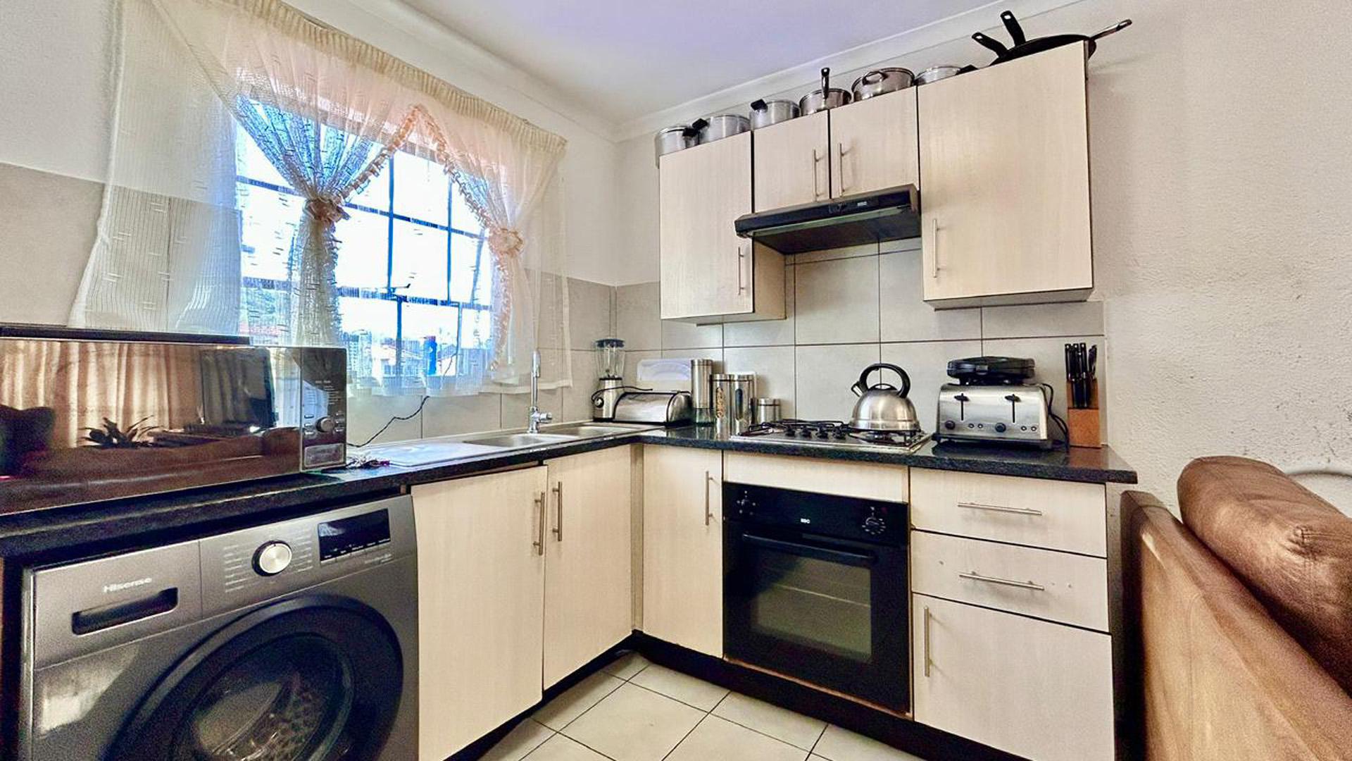 Kitchen of property in Heatherview