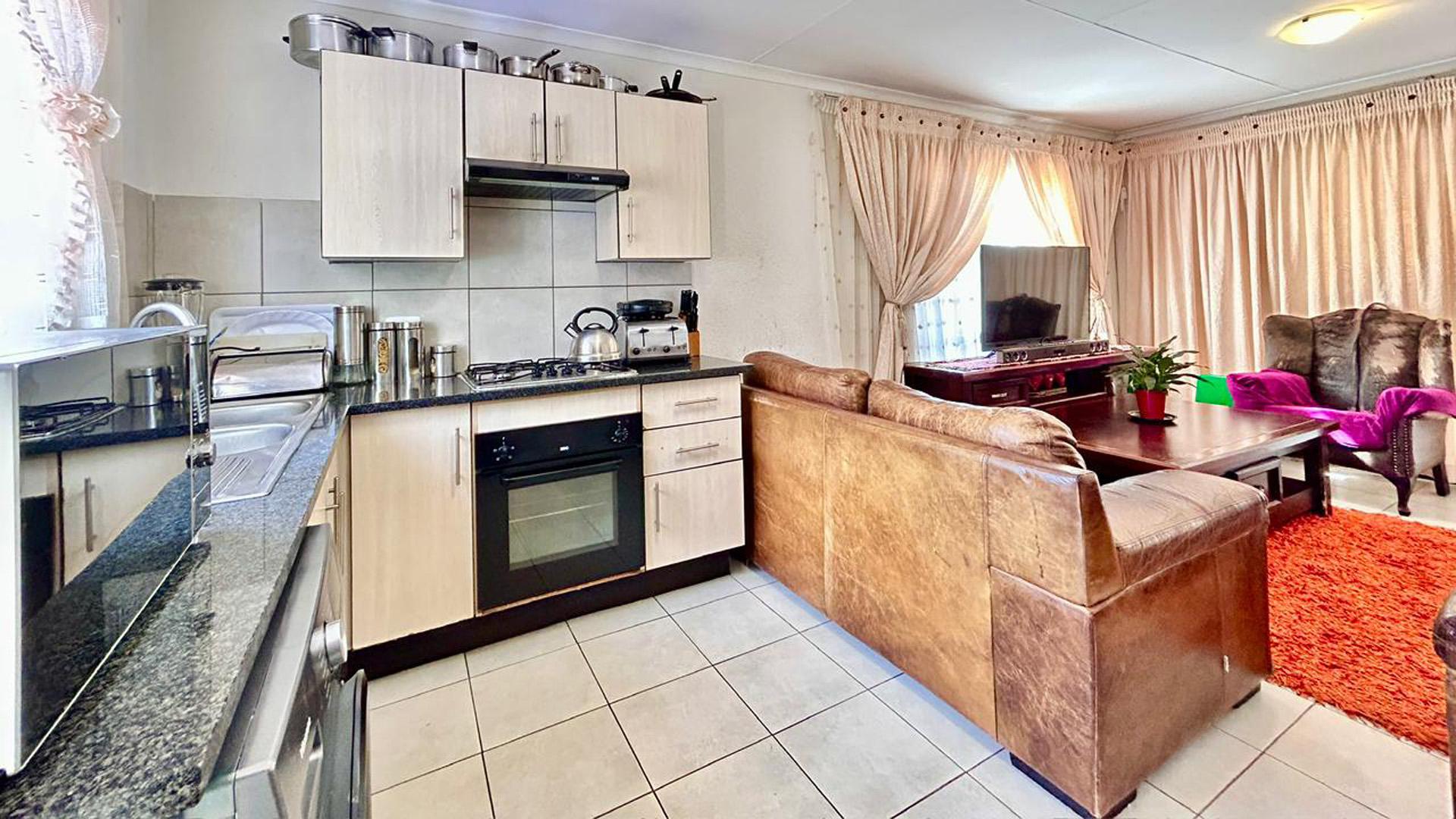 Kitchen of property in Heatherview