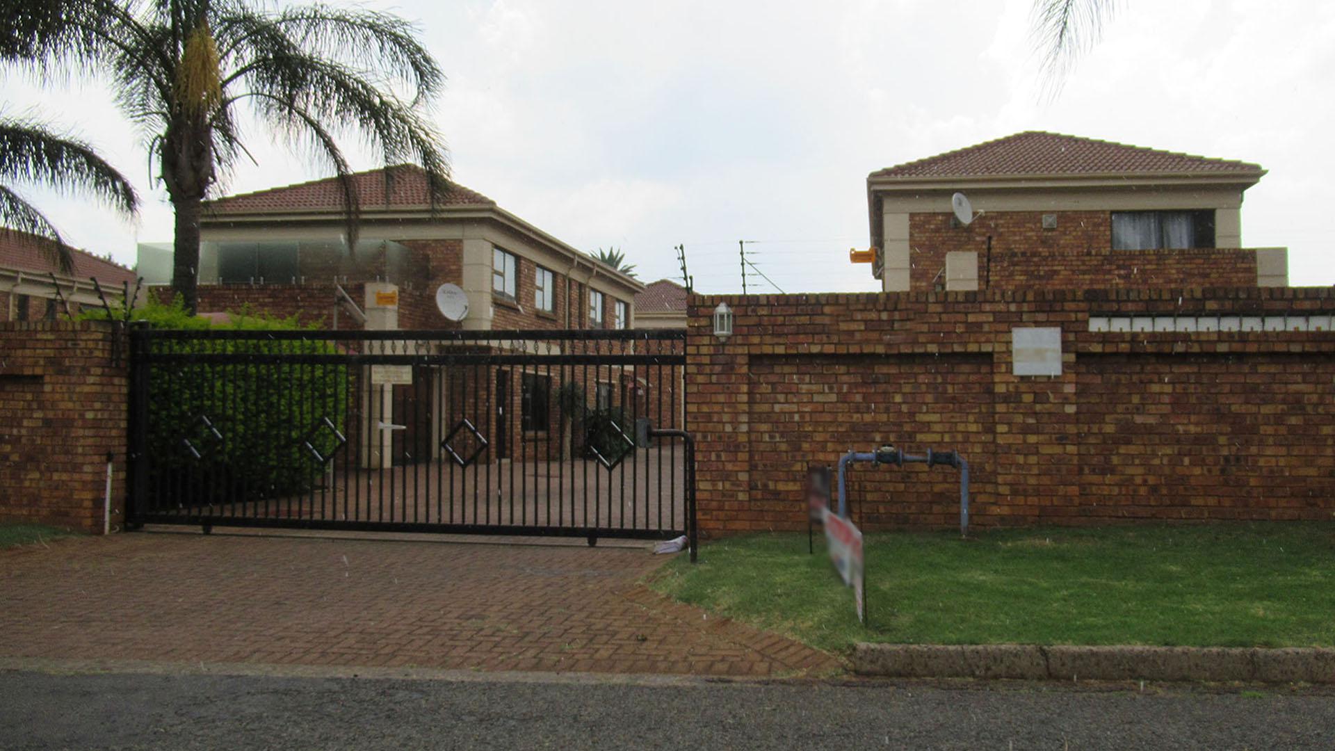 Front View of property in Alberton