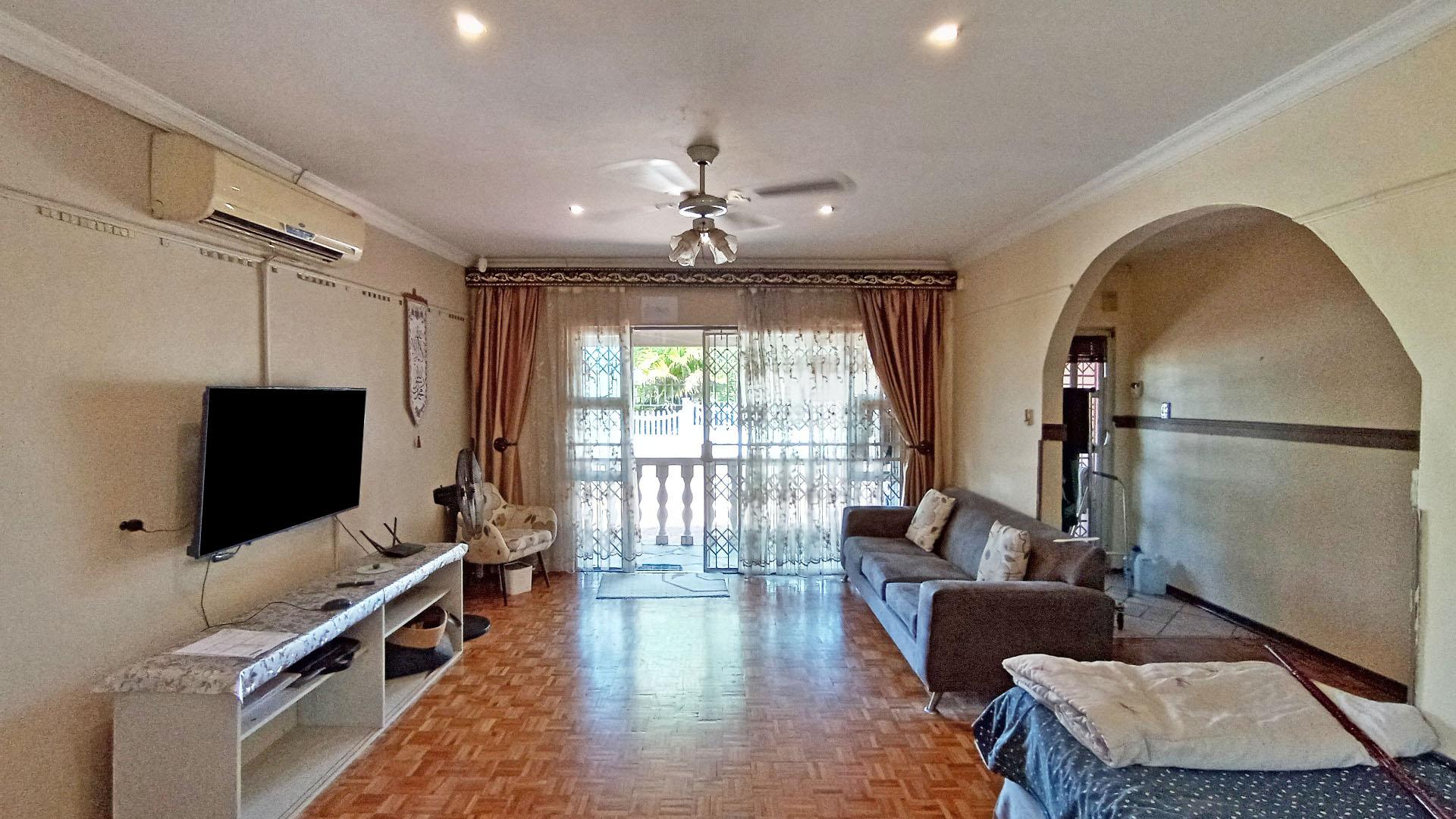 Lounges - 26 square meters of property in Burlington Heights