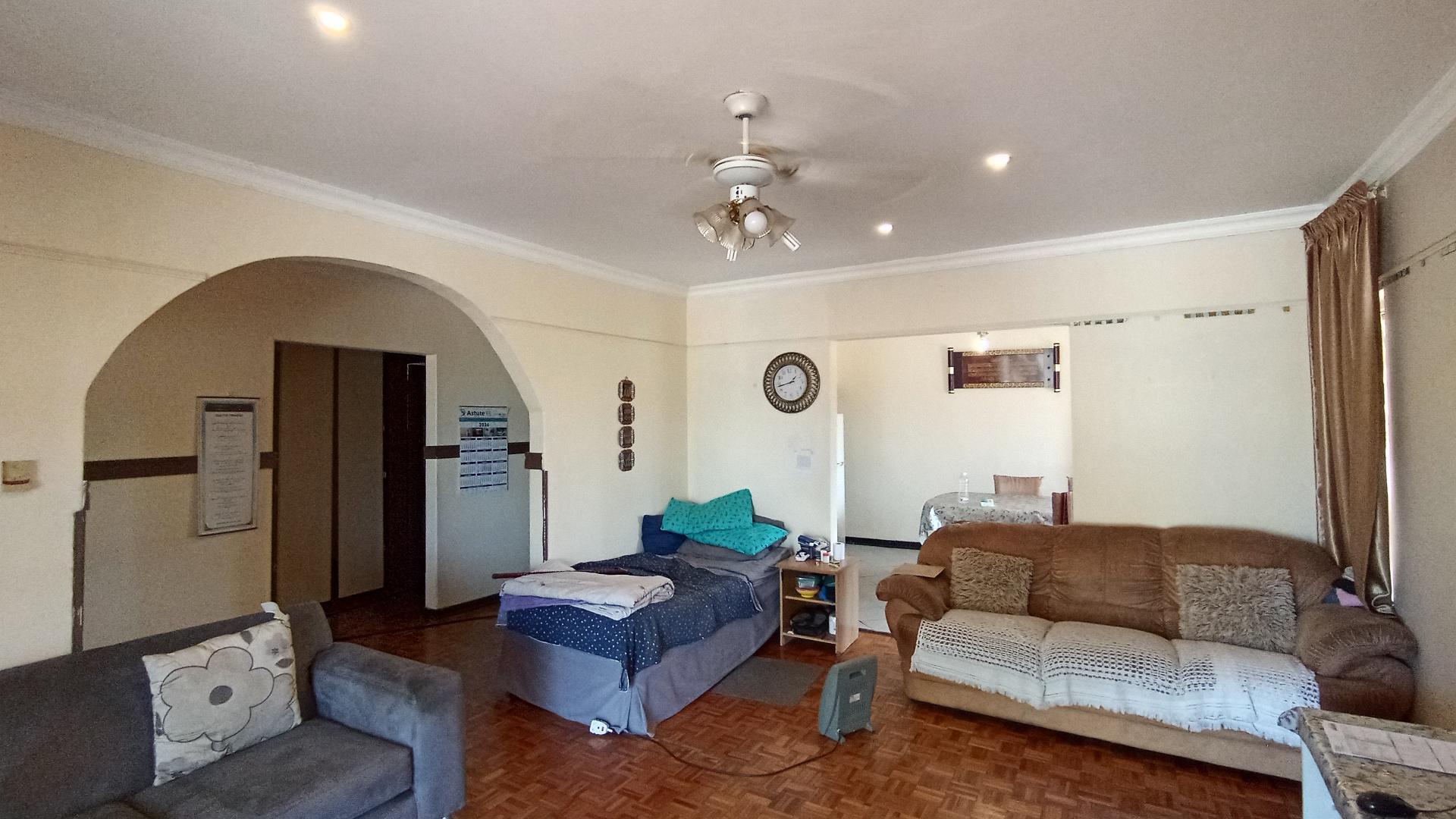 Lounges - 26 square meters of property in Burlington Heights