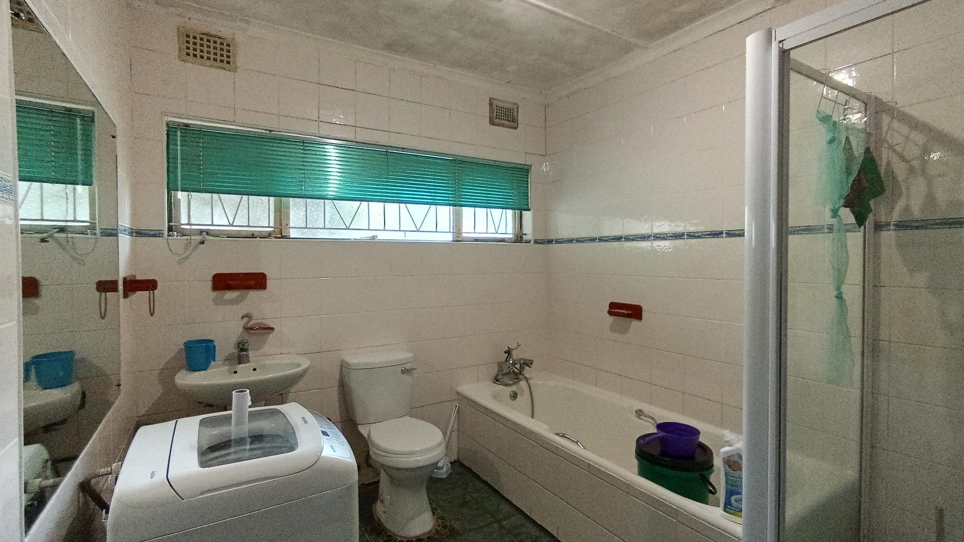 Bathroom 1 - 9 square meters of property in Burlington Heights