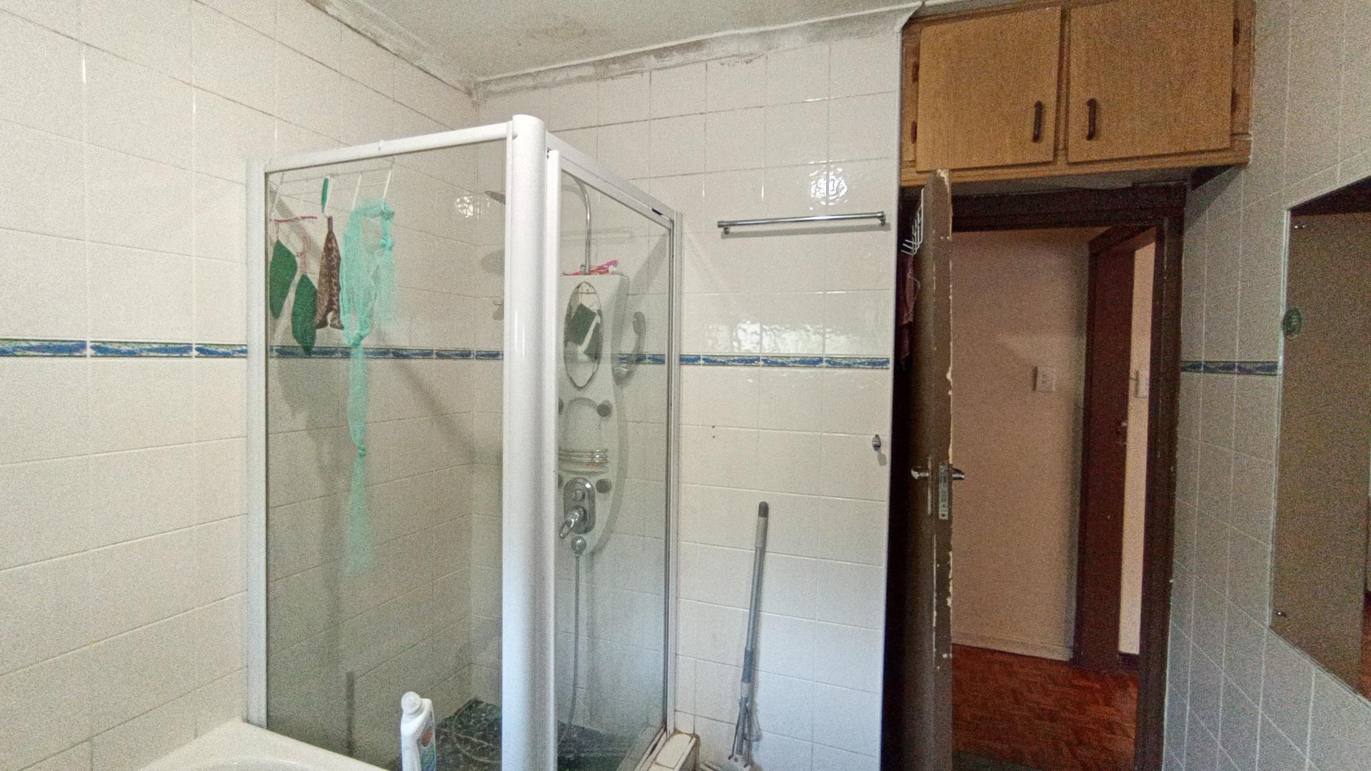 Bathroom 1 - 9 square meters of property in Burlington Heights