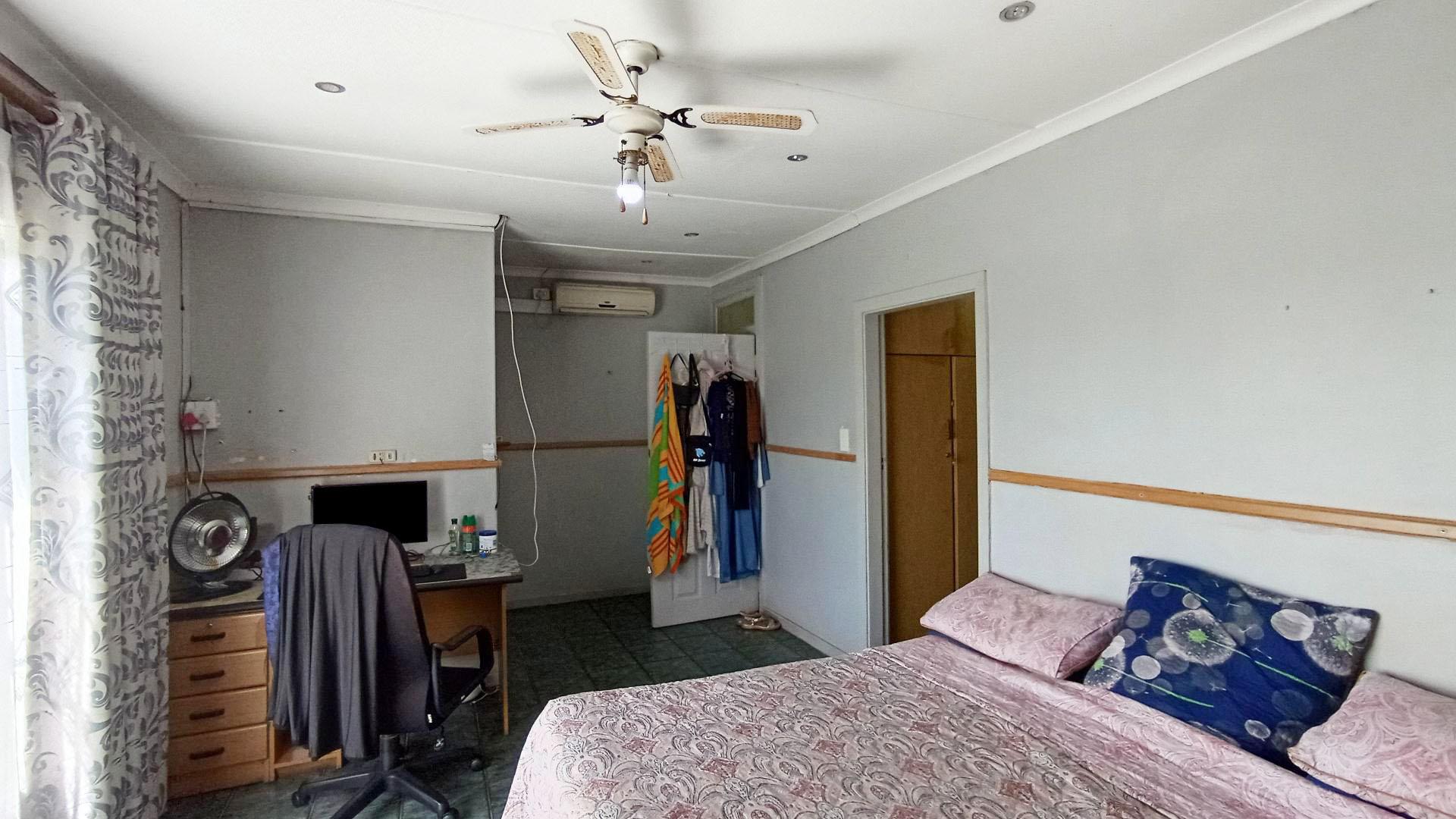 Main Bedroom - 21 square meters of property in Burlington Heights