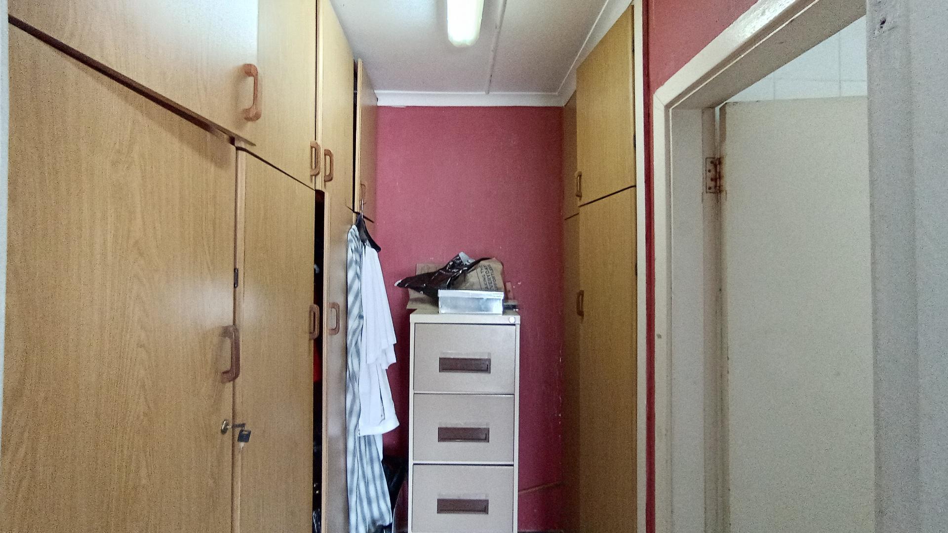 Spaces - 27 square meters of property in Burlington Heights