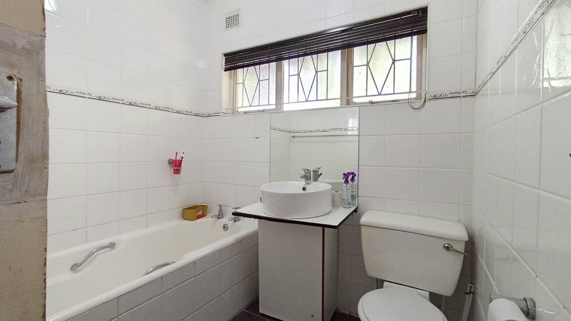 Main Bathroom - 6 square meters of property in Burlington Heights
