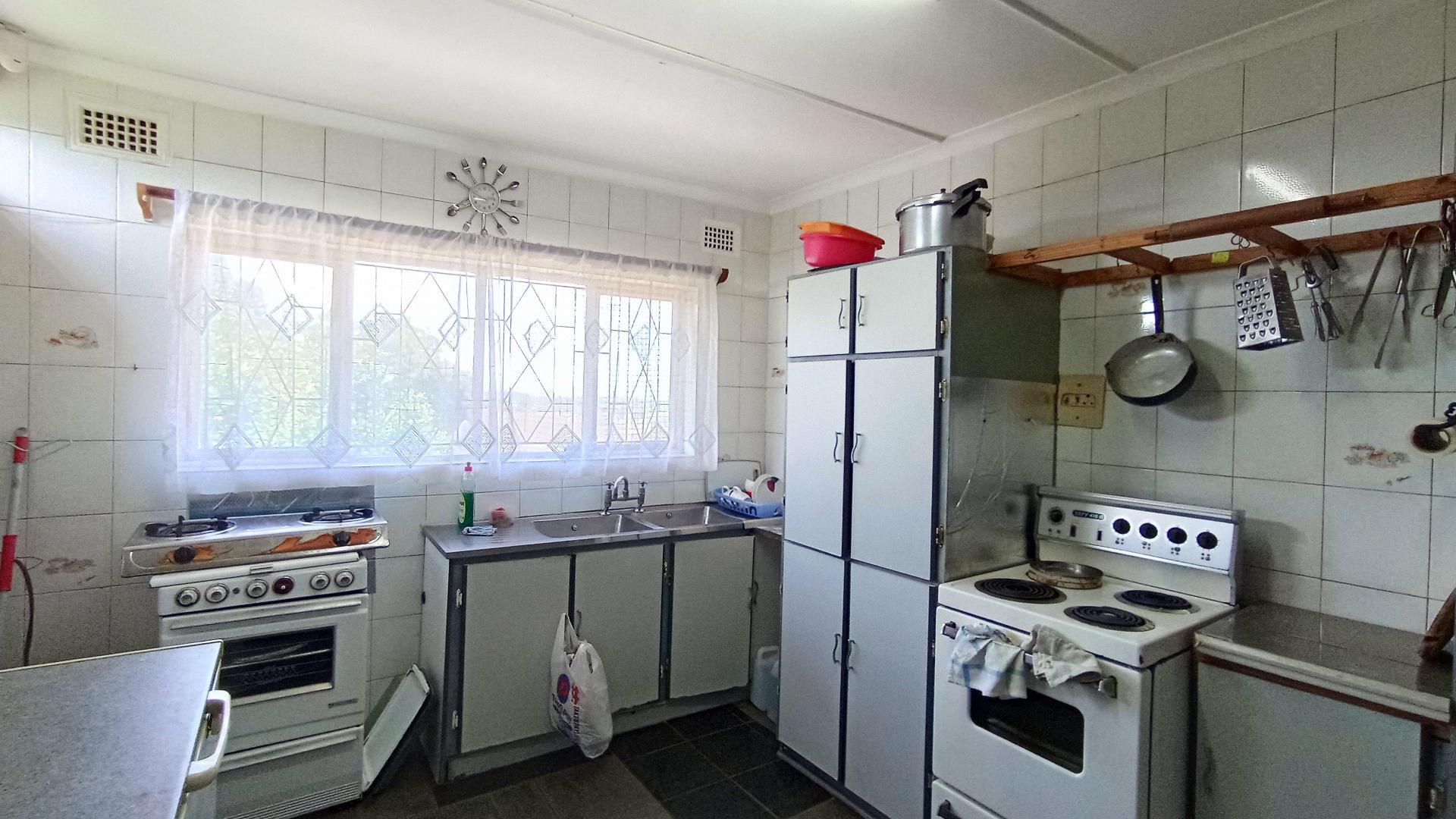 Kitchen - 16 square meters of property in Burlington Heights
