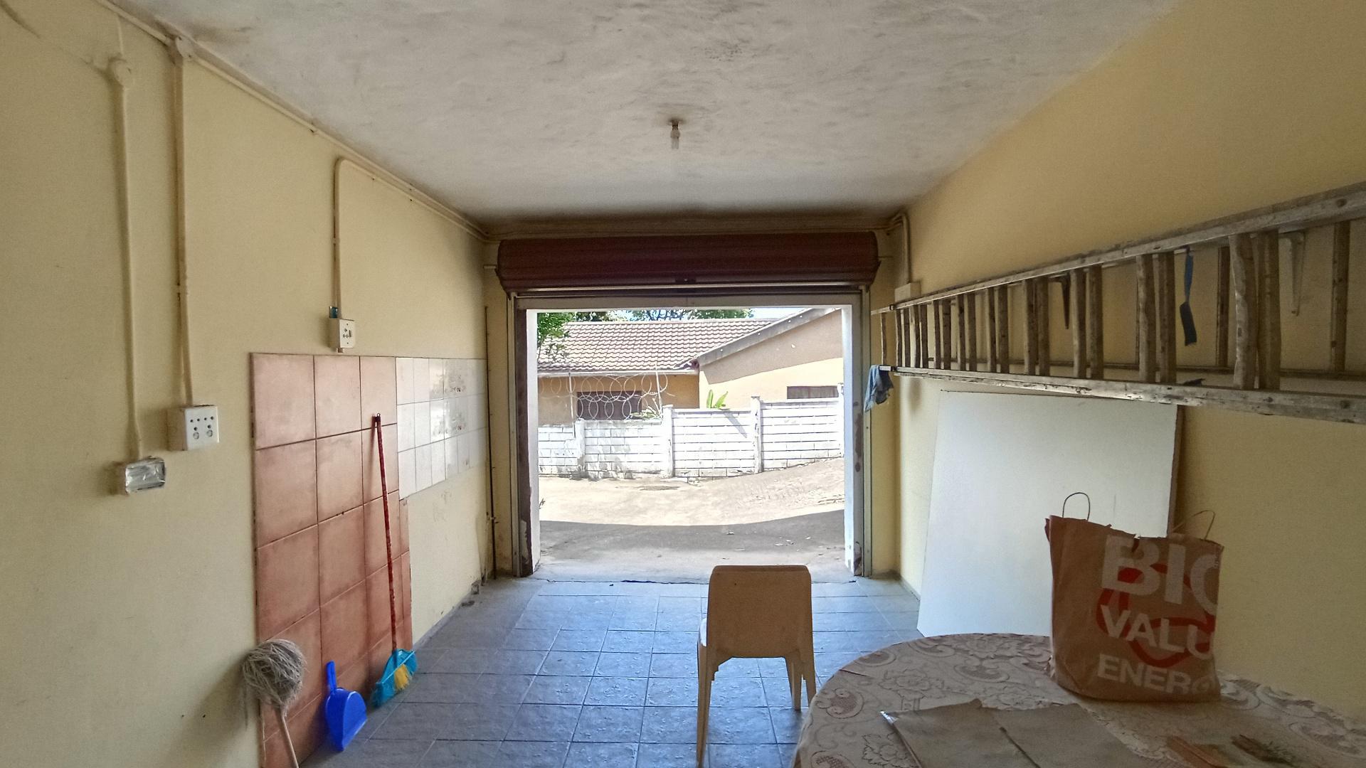 Garage of property in Burlington Heights