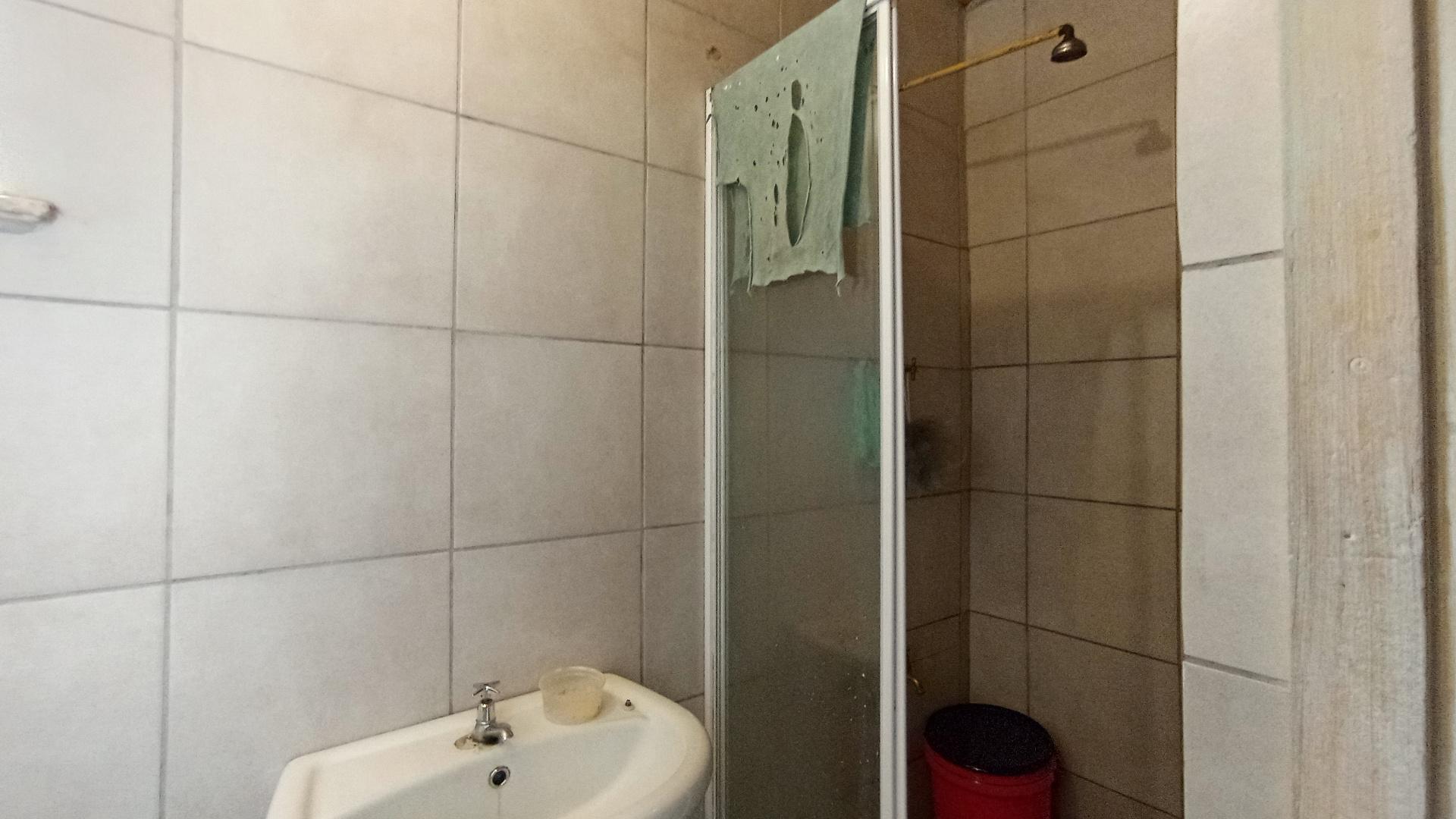 Bathroom 2 - 4 square meters of property in Burlington Heights