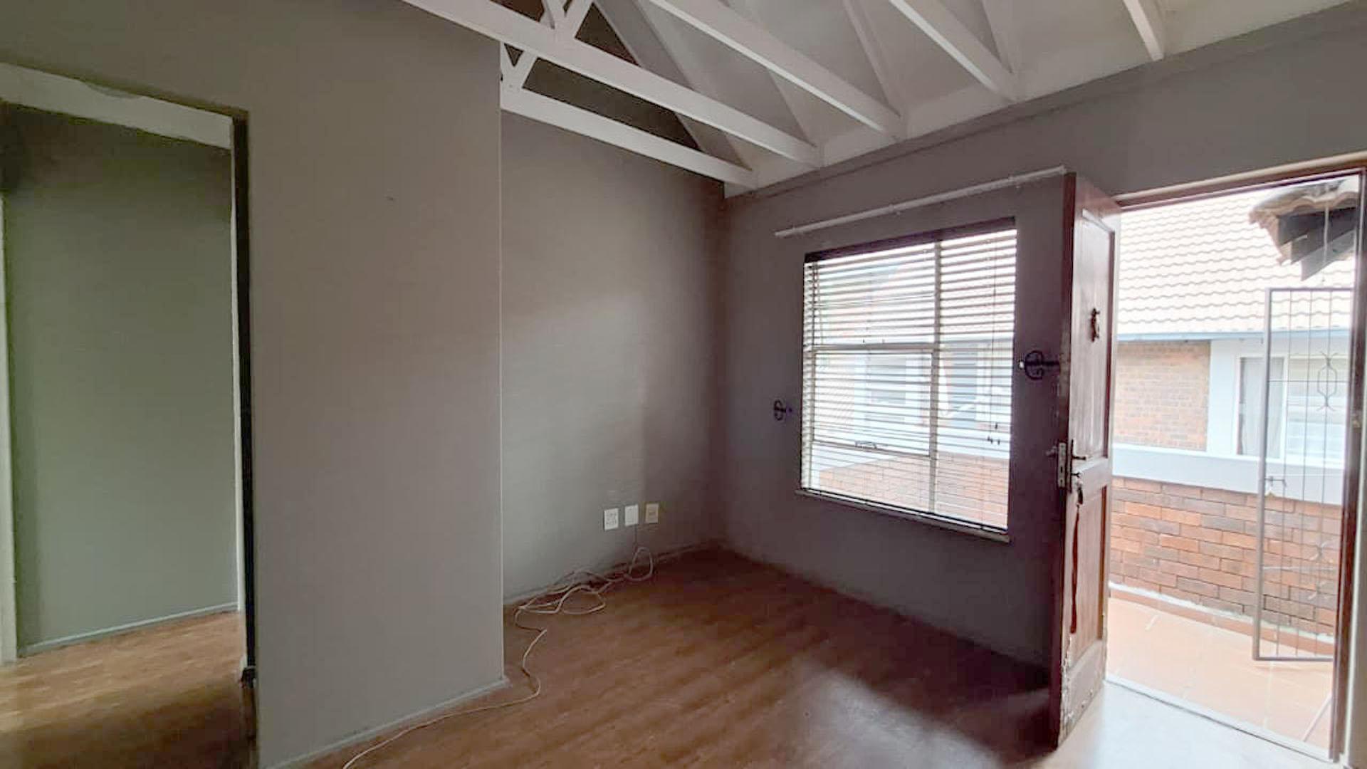 Lounges - 17 square meters of property in Glen Marais