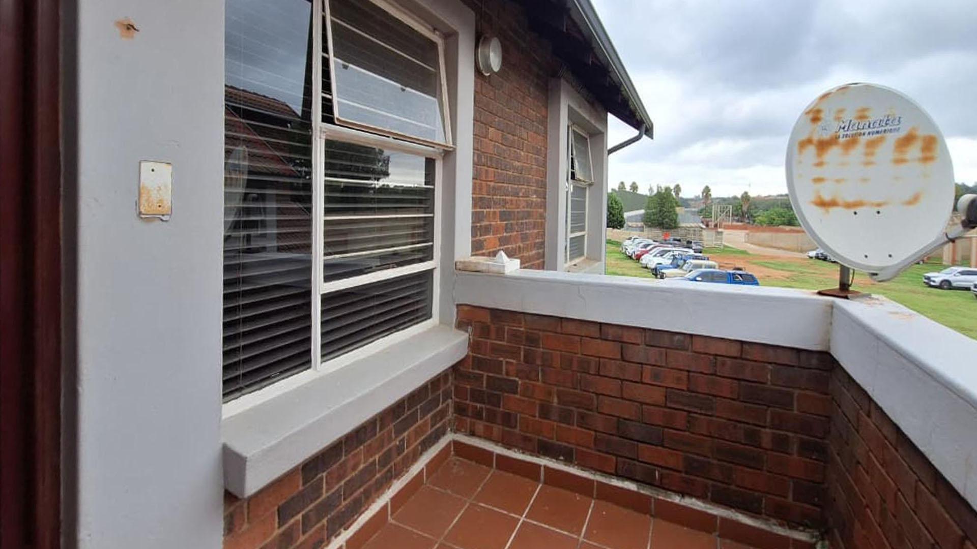 Front View of property in Glen Marais