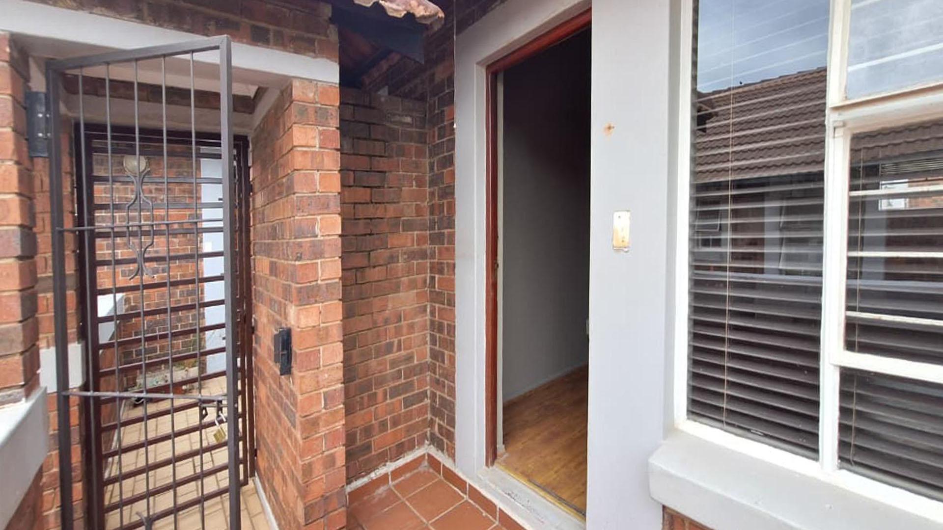 Front View of property in Glen Marais