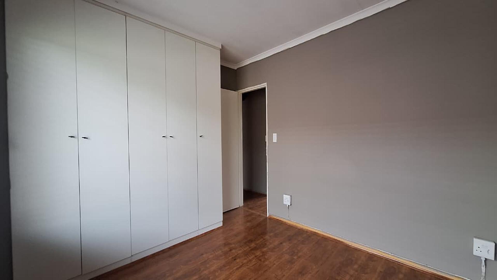 Main Bedroom - 14 square meters of property in Glen Marais