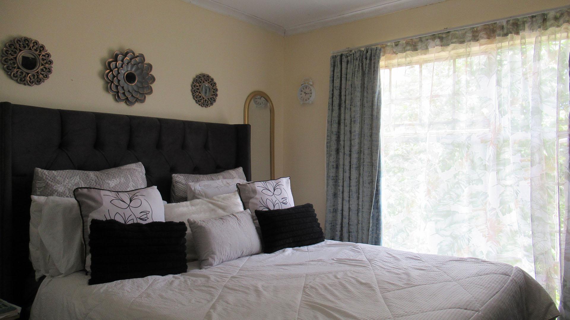 Bed Room 1 - 11 square meters of property in Weltevreden Park