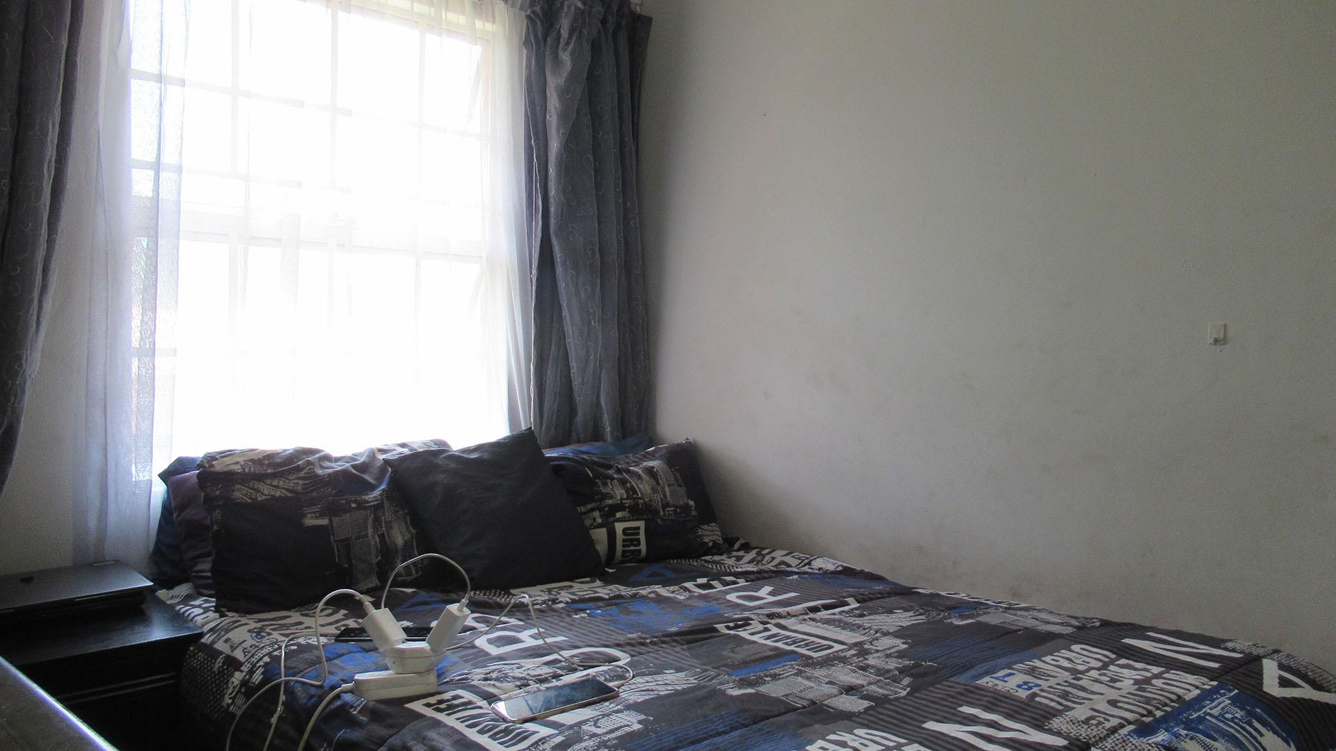 Bed Room 2 - 7 square meters of property in Weltevreden Park
