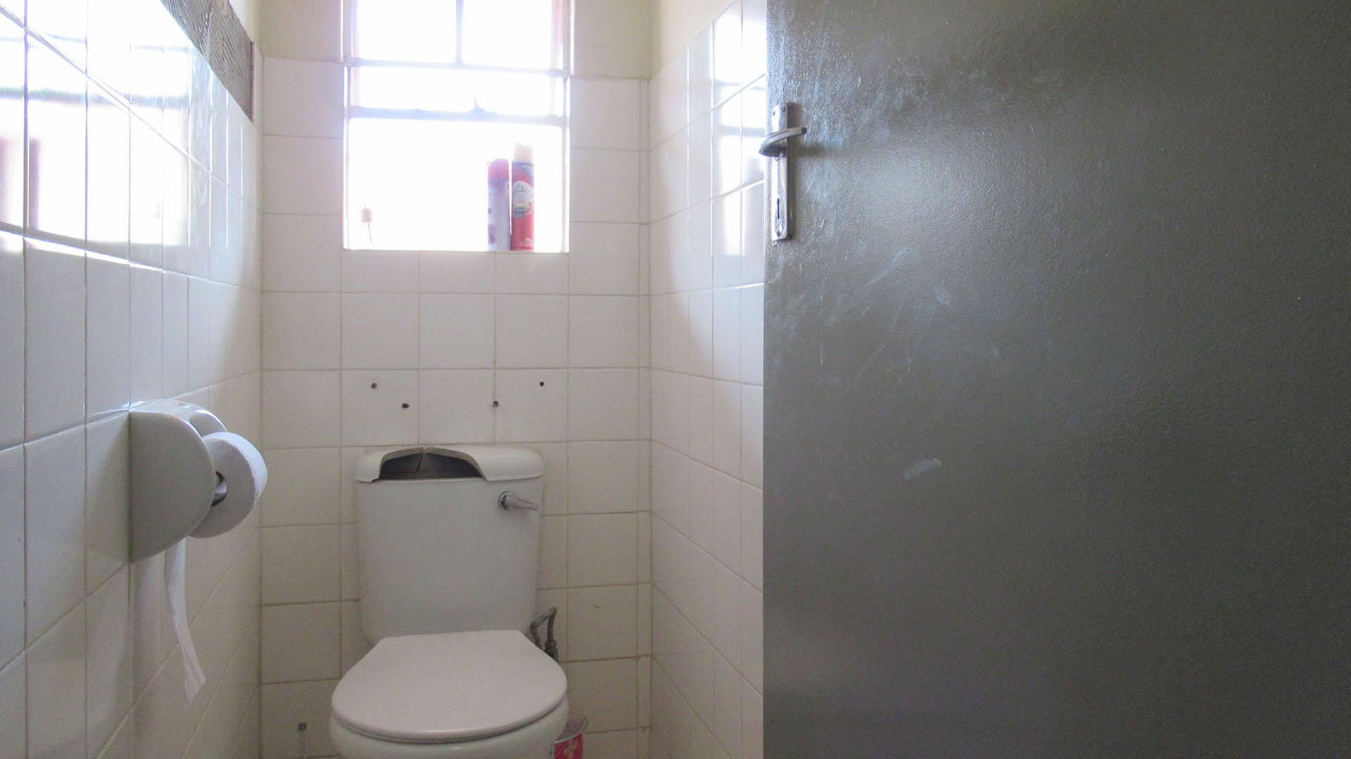 Bathroom 1 - 2 square meters of property in Weltevreden Park