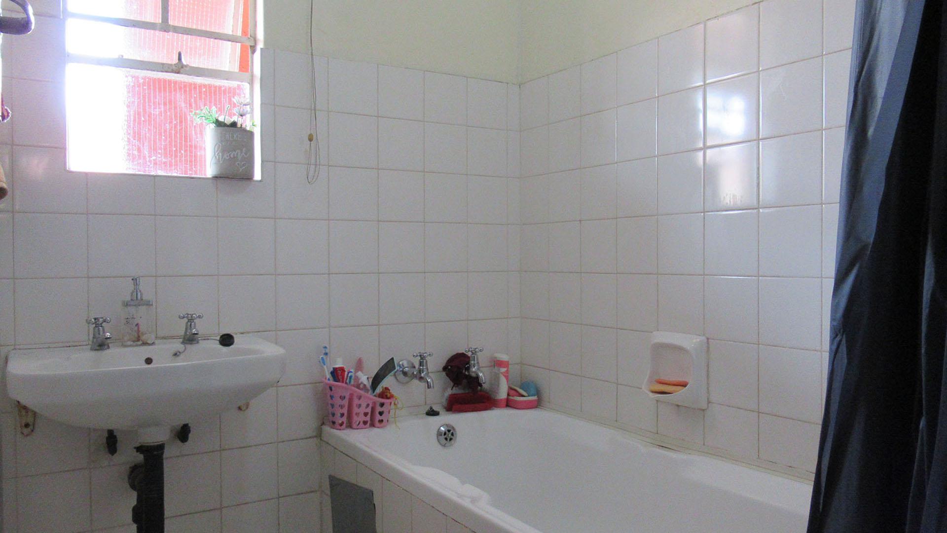 Bathroom 2 - 3 square meters of property in Weltevreden Park