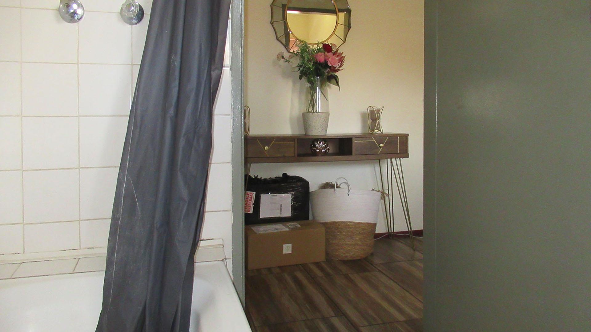 Bathroom 2 - 3 square meters of property in Weltevreden Park