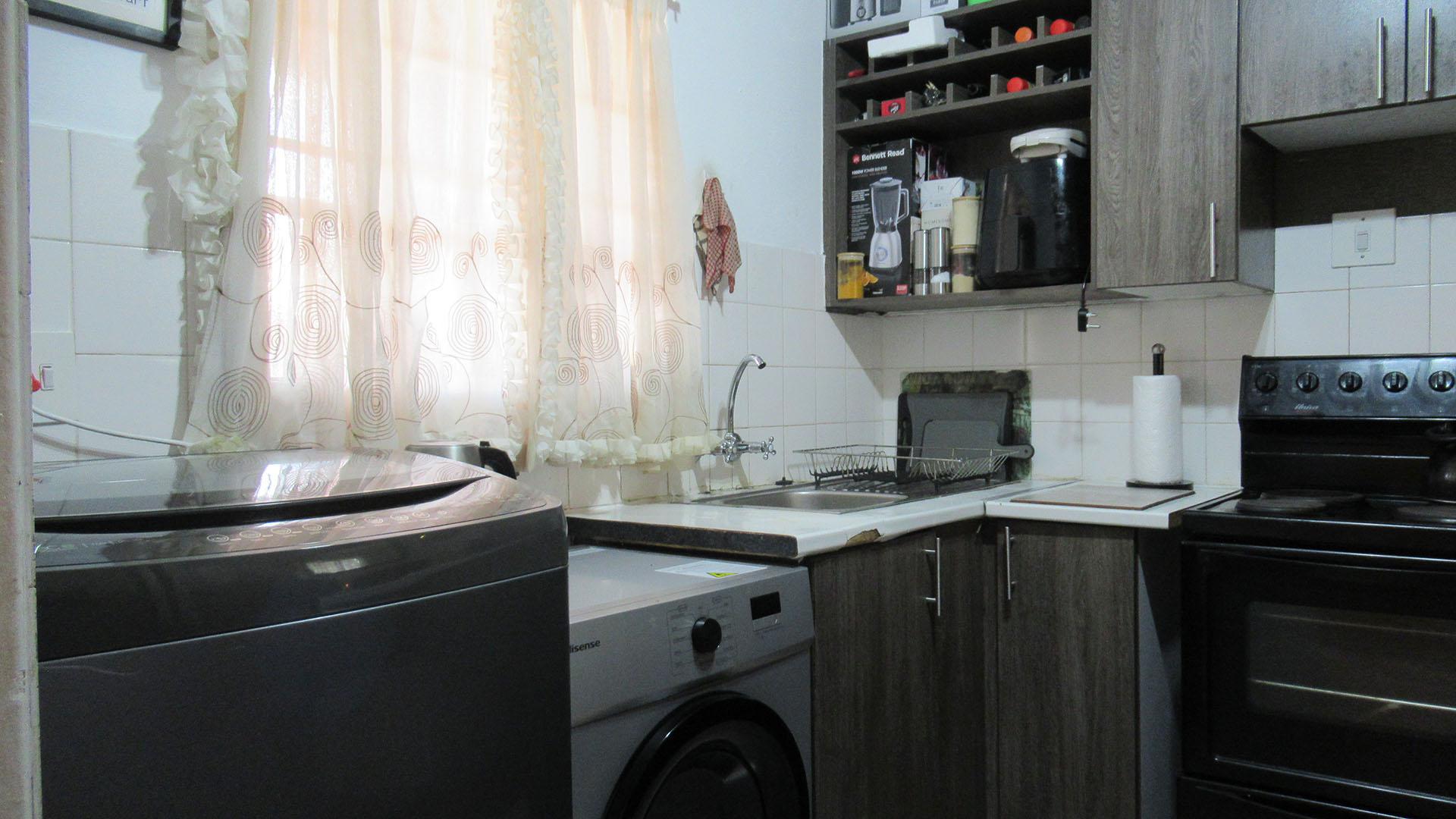 Kitchen - 7 square meters of property in Weltevreden Park