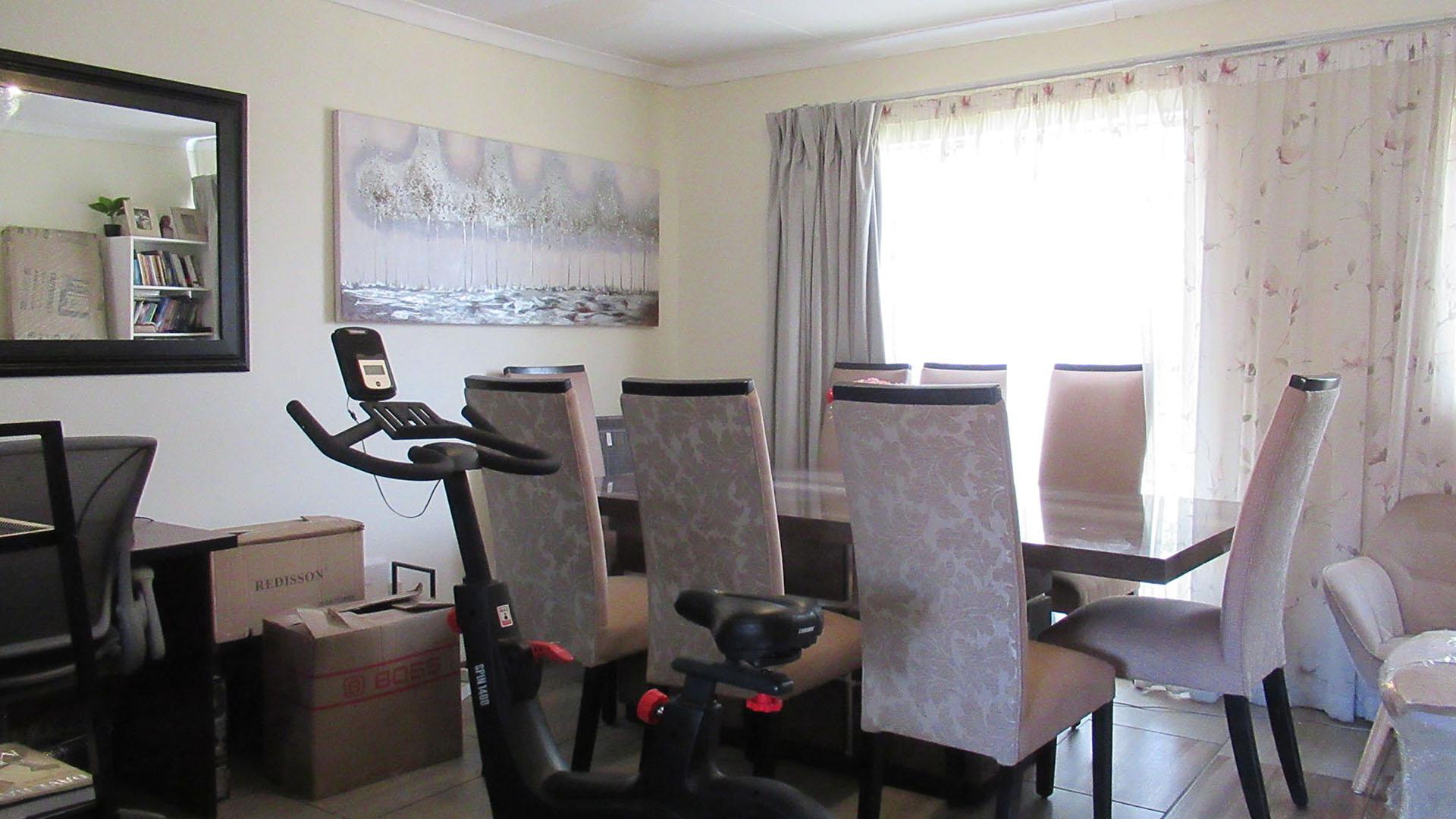 Lounges - 20 square meters of property in Weltevreden Park