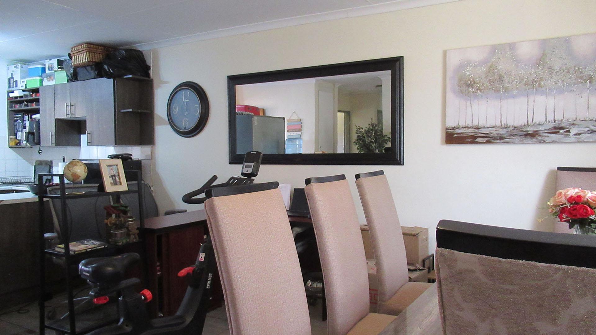 Lounges - 20 square meters of property in Weltevreden Park